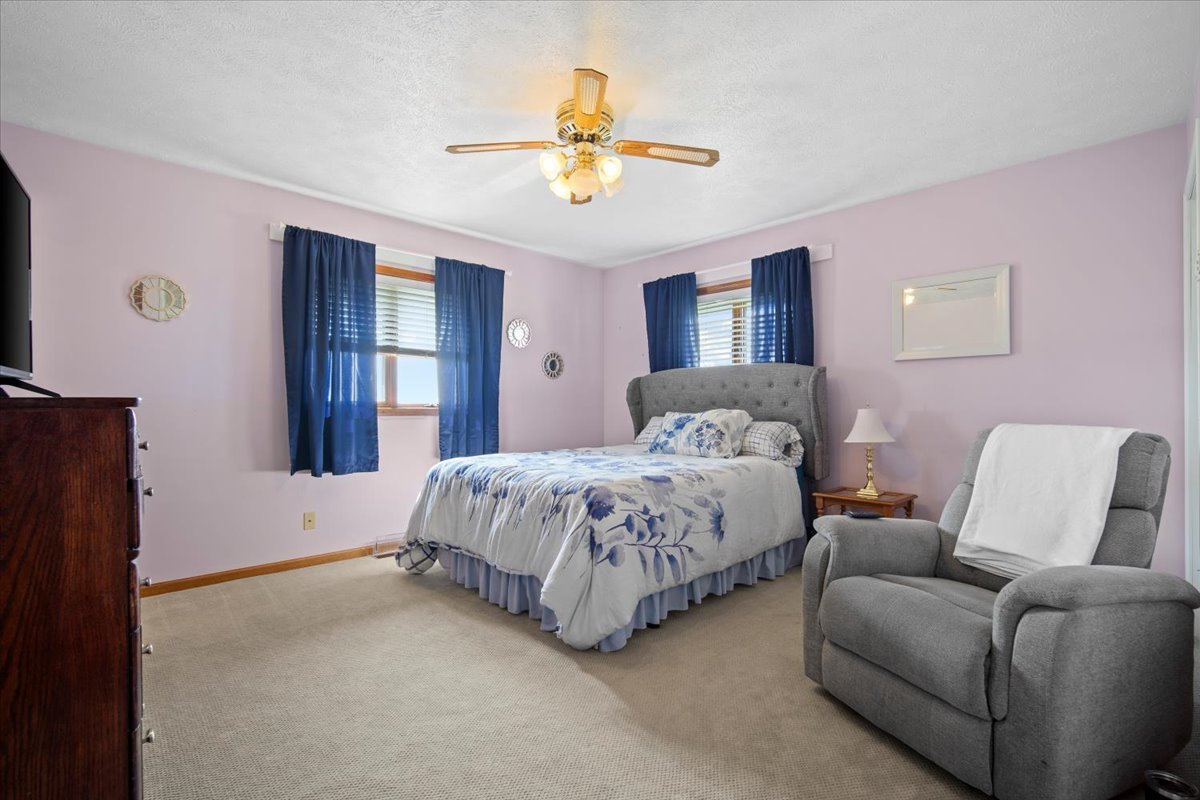 Saunemin, Illinois, 61769, United States, 4 Bedrooms Bedrooms, ,4 BathroomsBathrooms,Residential,For Sale,1958383