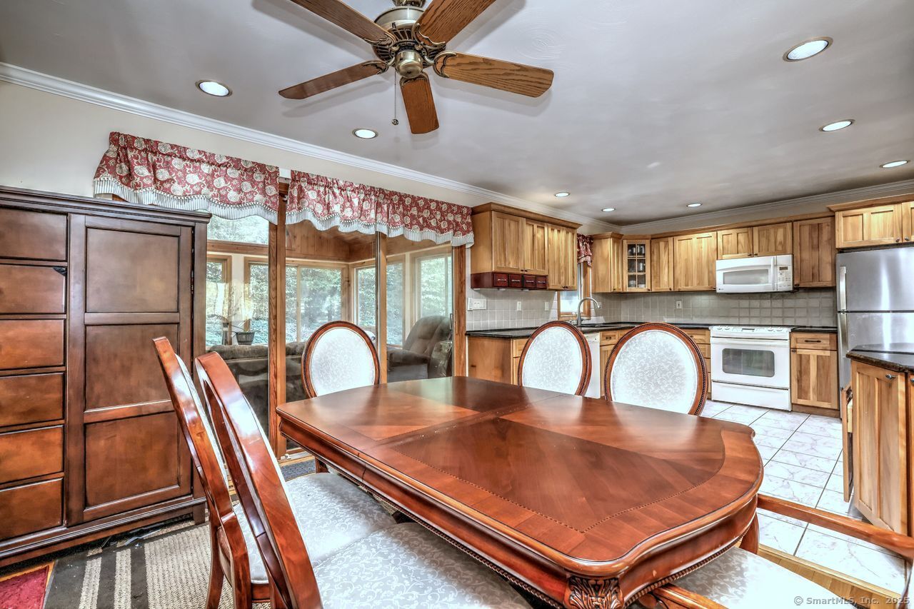 Woodbridge, Connecticut, 06525, United States, 3 Bedrooms Bedrooms, ,2 BathroomsBathrooms,Residential,For Sale,1989444