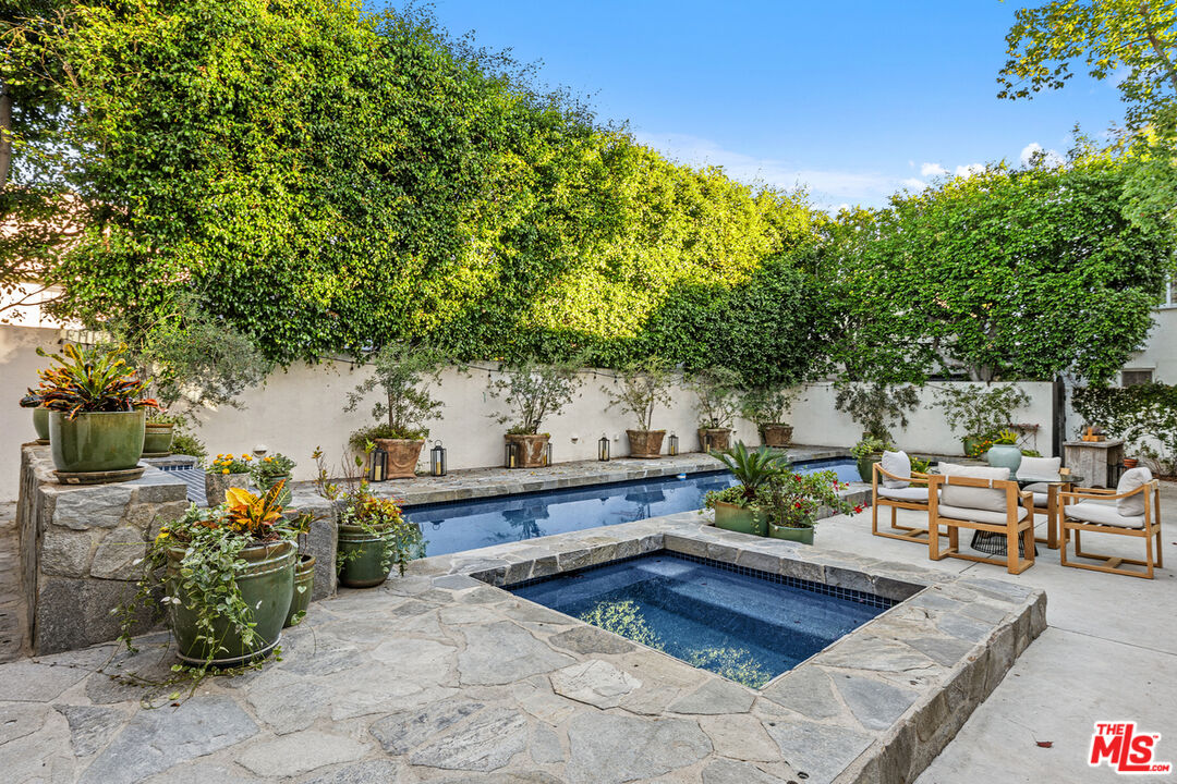 Los Angeles, California, 90004, United States, 4 Bedrooms Bedrooms, ,5 BathroomsBathrooms,Residential,For Sale,1989433