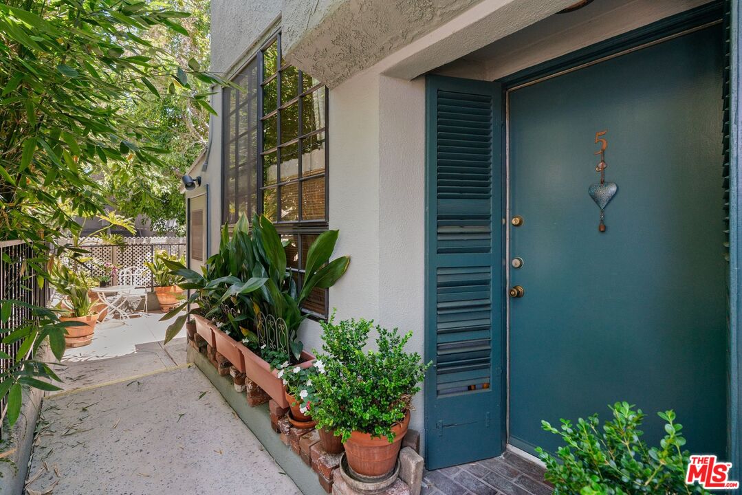 West Hollywood, California, 90069, United States, 2 Bedrooms Bedrooms, ,3 BathroomsBathrooms,Residential,For Sale,1896709