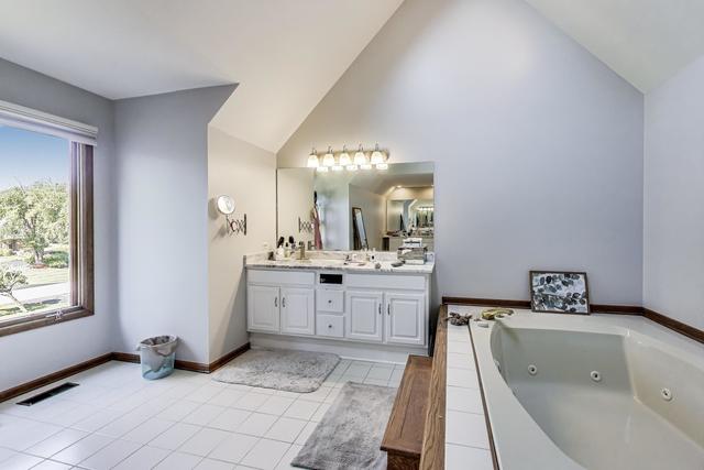 Barrington, Illinois, 60010, United States, 5 Bedrooms Bedrooms, ,6 BathroomsBathrooms,Residential,For Sale,2048661