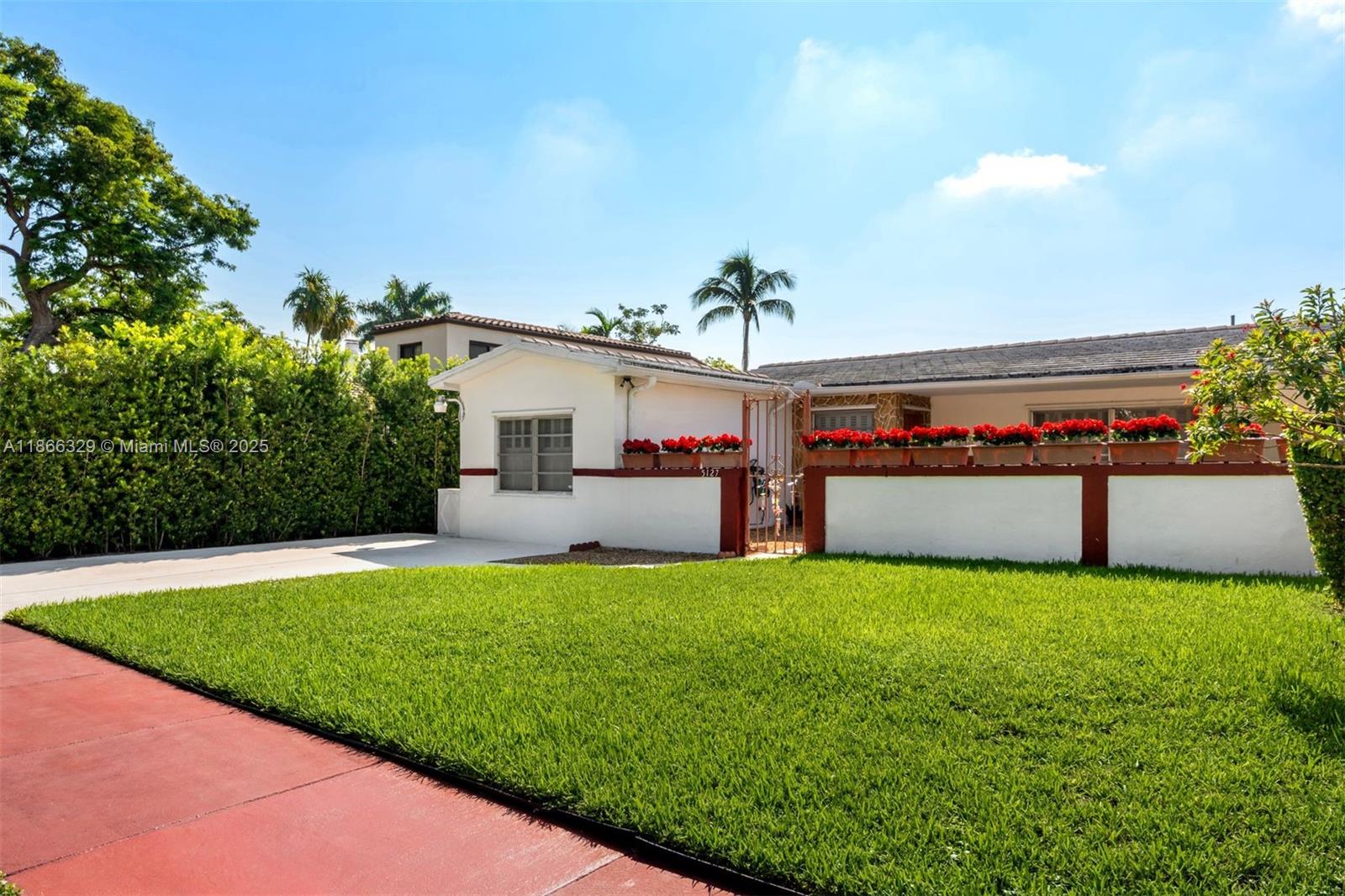 Miami Beach, Florida, 33140, United States, 3 Bedrooms Bedrooms, ,2 BathroomsBathrooms,Residential,For Sale,1934201