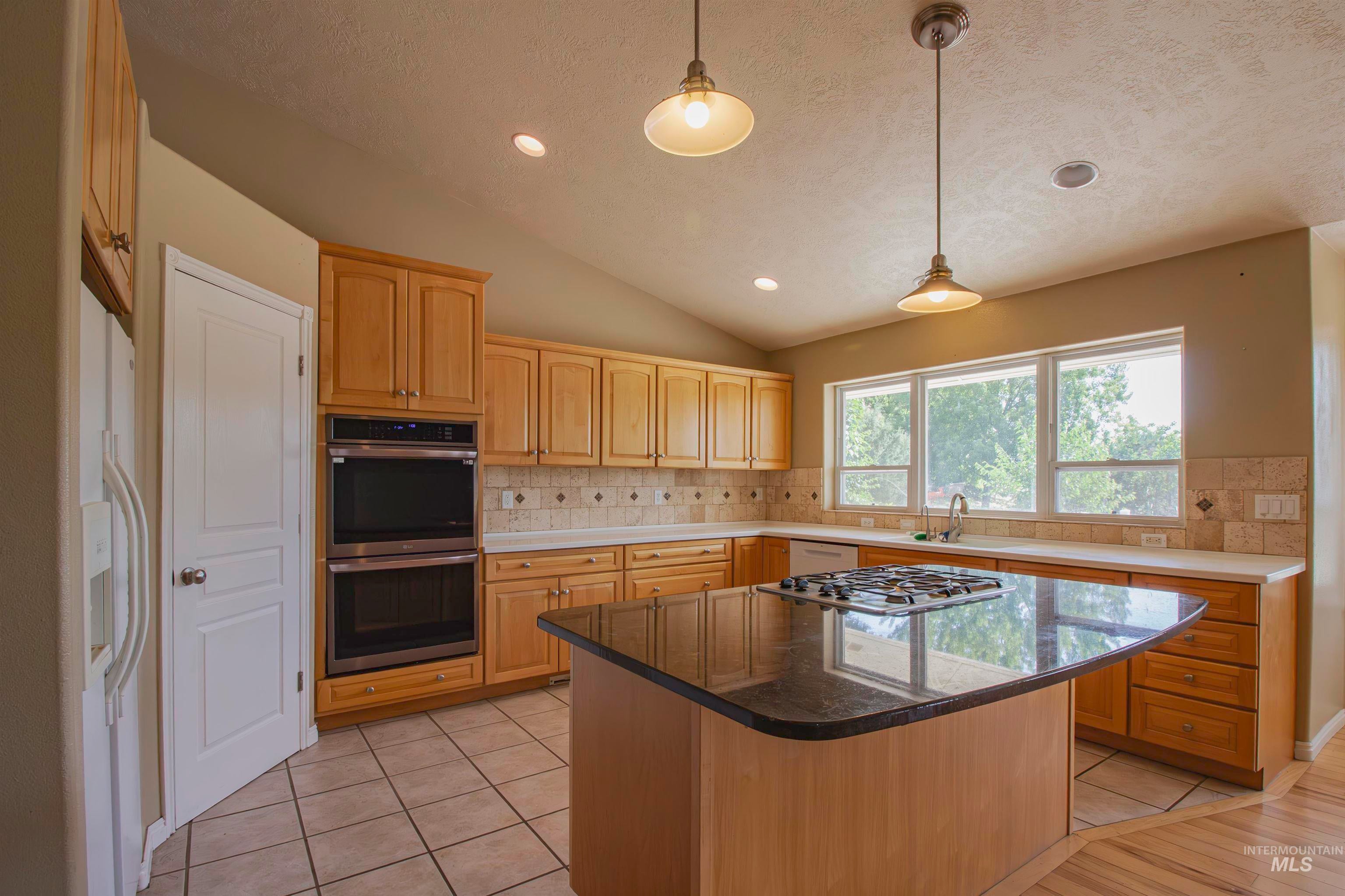Ontario, Oregon, 97914, United States, 4 Bedrooms Bedrooms, ,3 BathroomsBathrooms,Residential,For Sale,1866488