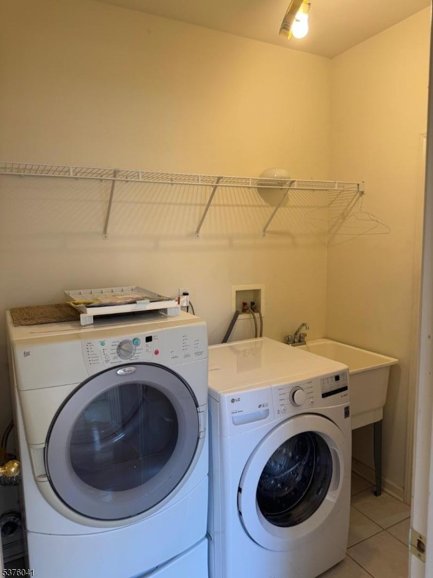 Wayne Twp., New Jersey, 07470, United States, 3 Bedrooms Bedrooms, ,3 BathroomsBathrooms,Residential,For Sale,1943649