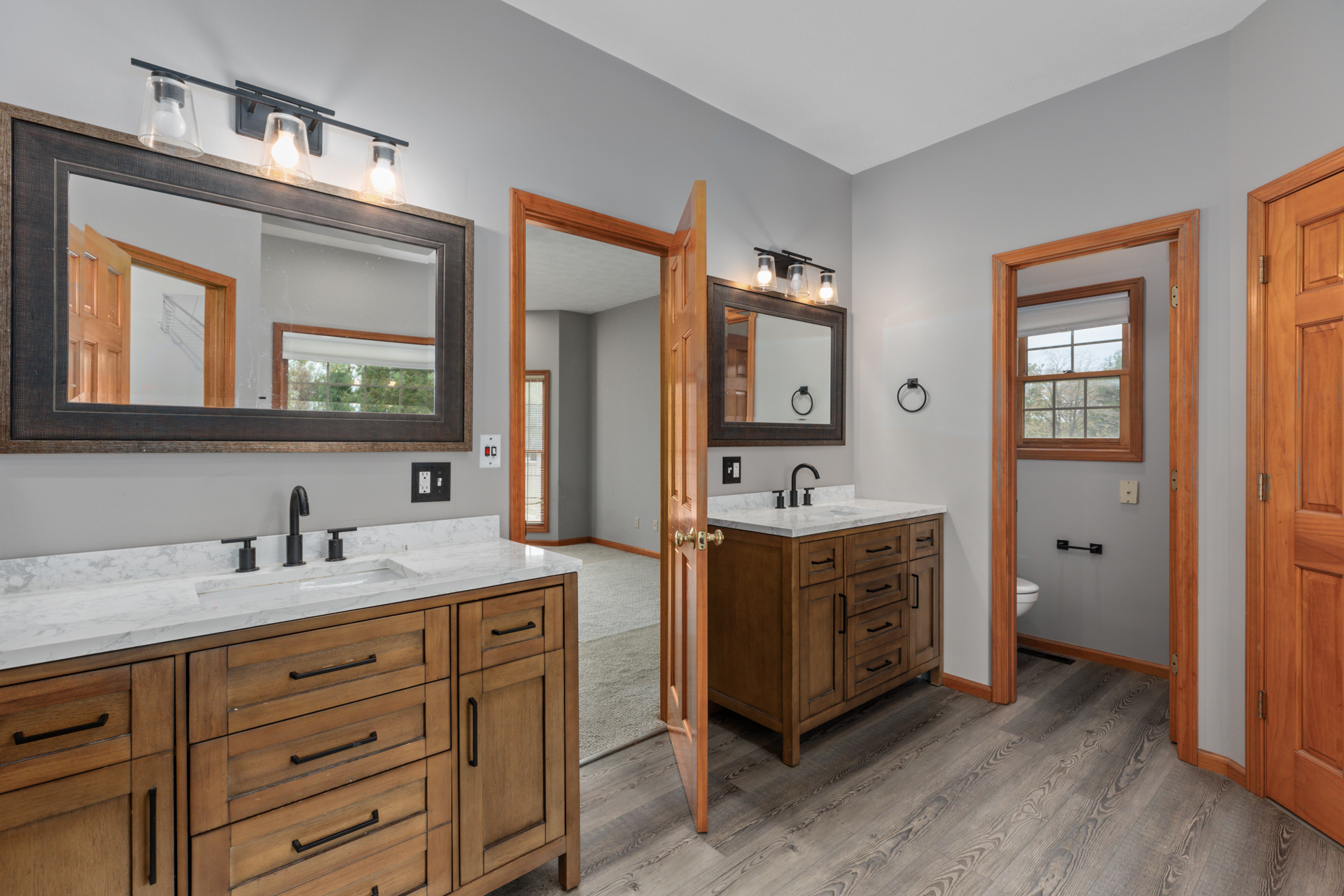 Litchfield, Illinois, 62056, United States, 5 Bedrooms Bedrooms, ,4 BathroomsBathrooms,Residential,For Sale,1986083