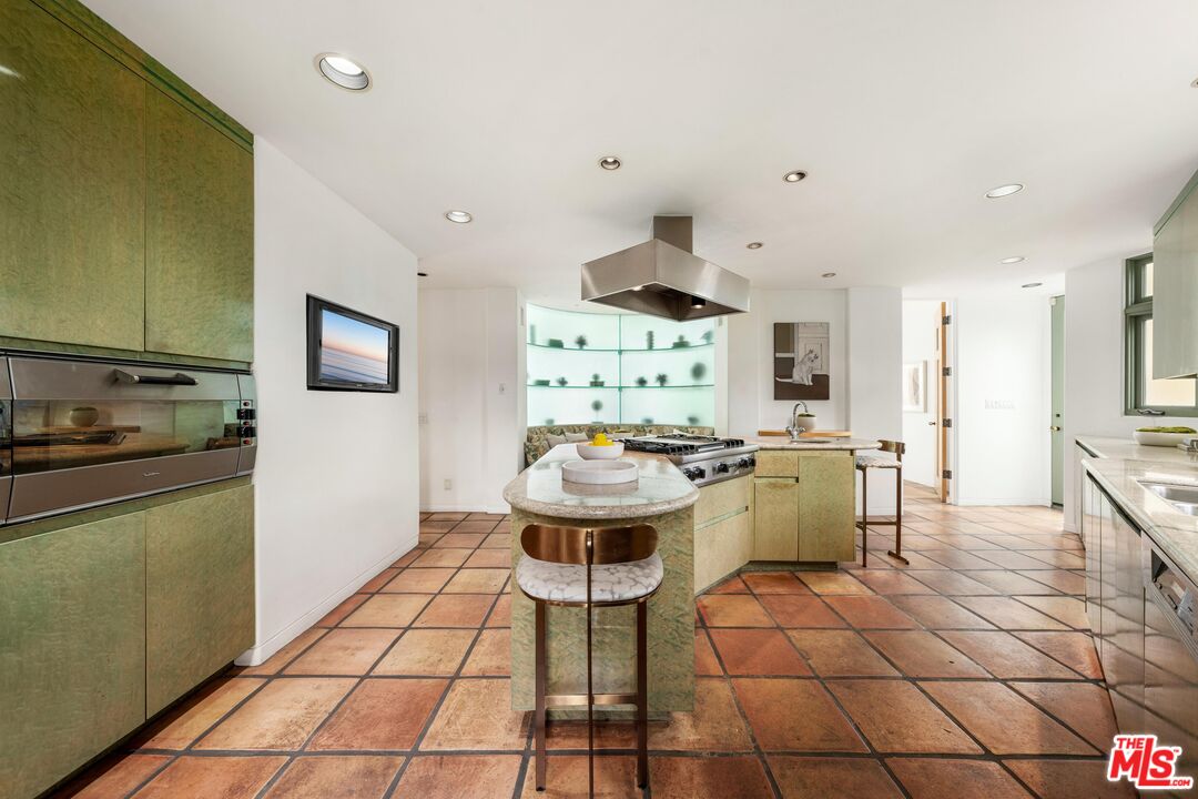 Pacific Palisades, California, 90272, United States, 4 Bedrooms Bedrooms, ,2 BathroomsBathrooms,Residential,For Sale,1770890