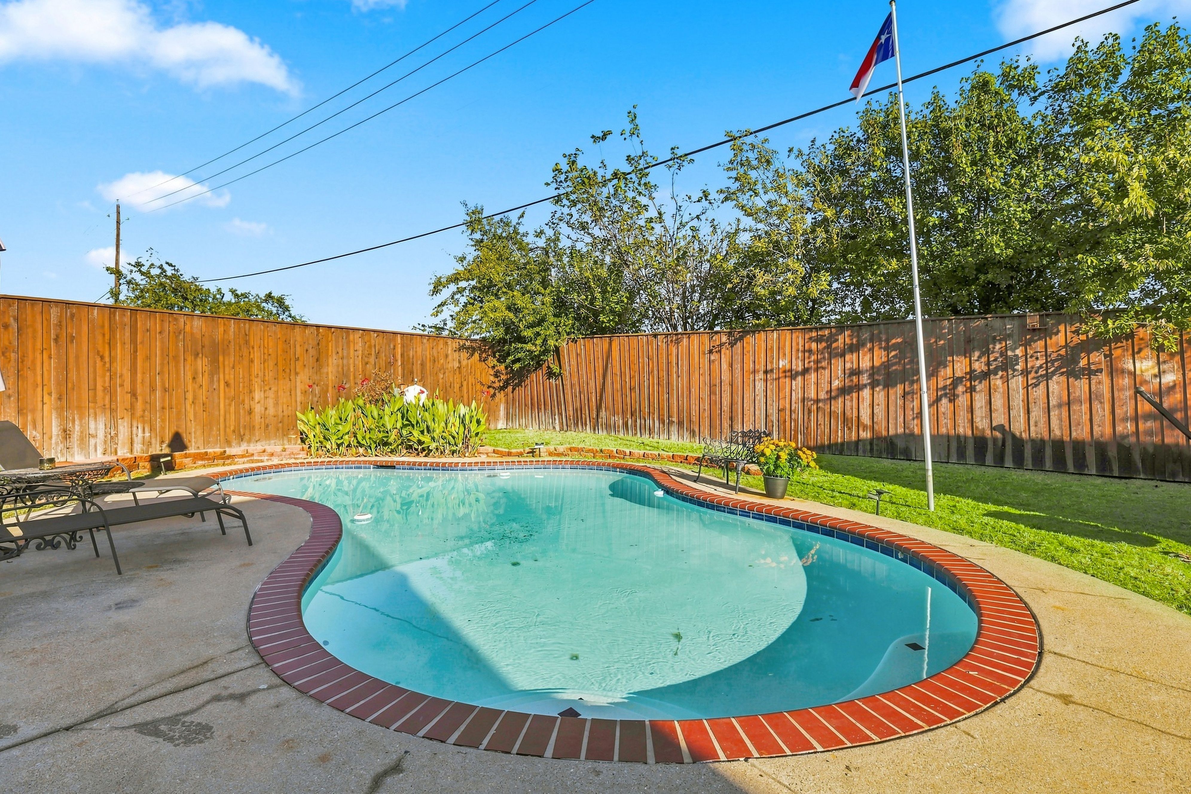  Established Neighborhood Charm. Private Poolside Retreat. - 物件實景