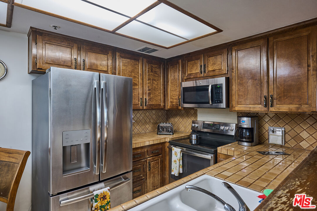 Los Angeles, California, 90012, United States, 2 Bedrooms Bedrooms, ,2 BathroomsBathrooms,Residential,For Sale,1839118