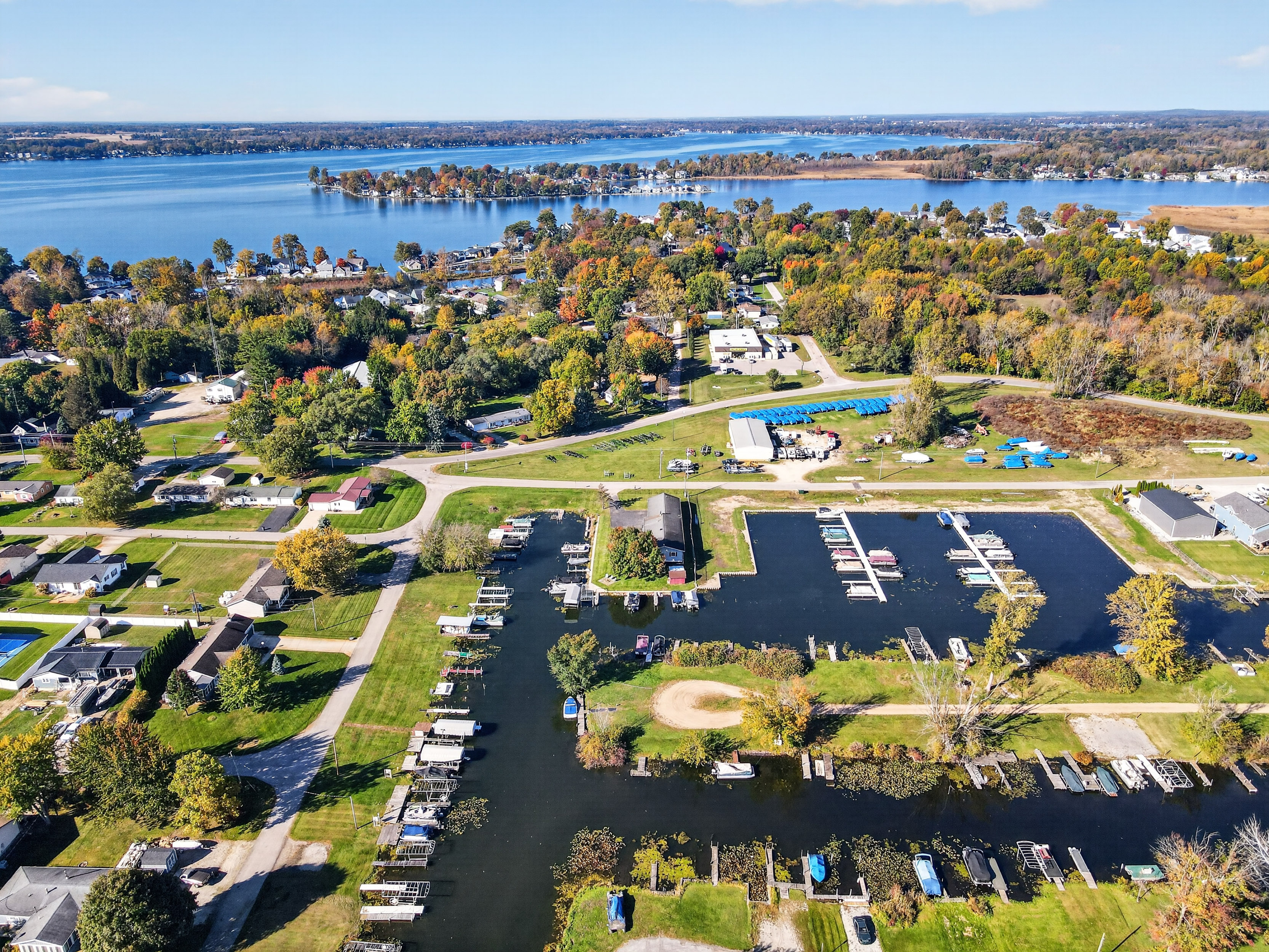  Beautifully Remodeled 4 Bedroom Home Featuring Lakefront Living - 物件實景