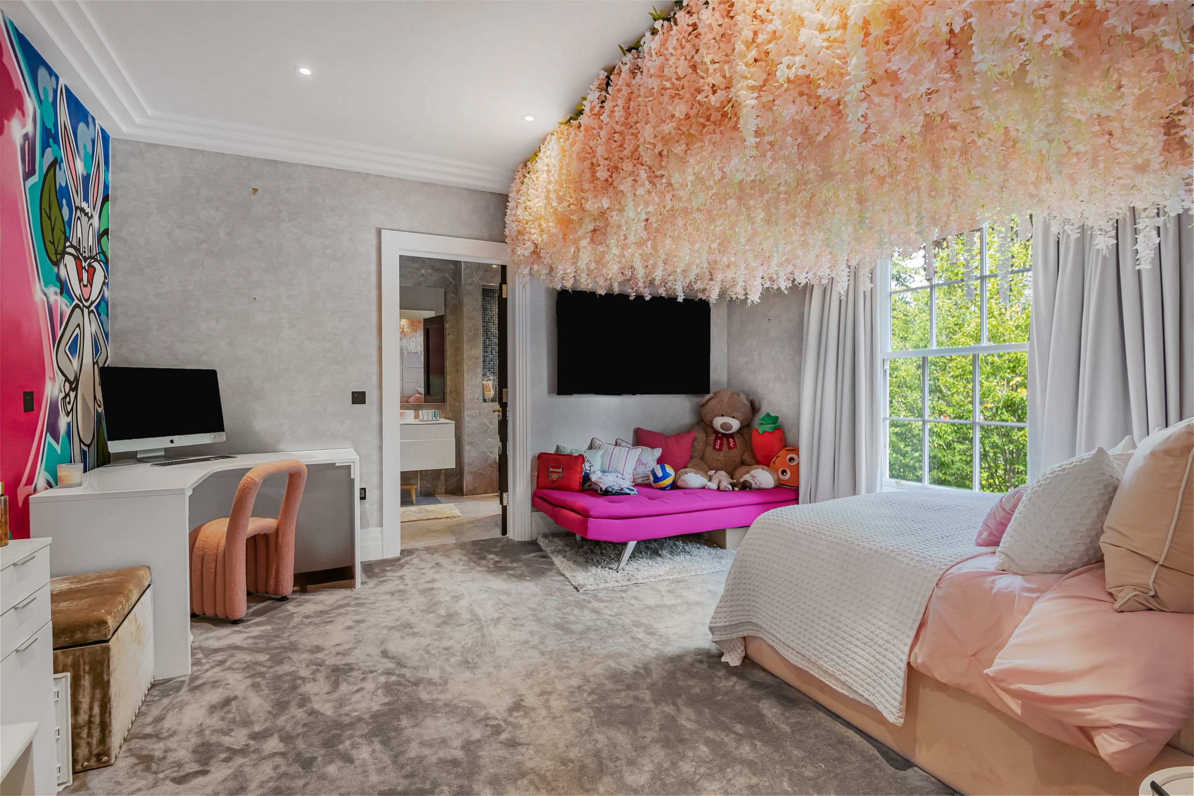  Luxury amenities and an abundance of space in this gated home - 物件實景