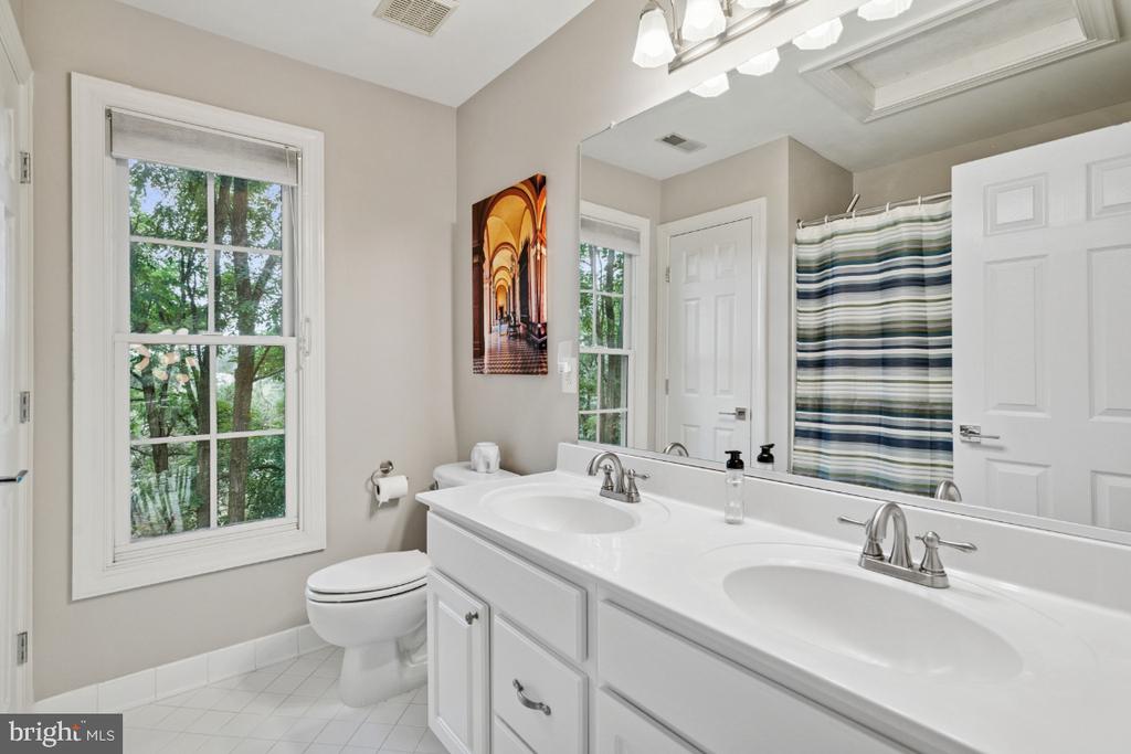 Leesburg, Virginia, 20176, United States, 4 Bedrooms Bedrooms, ,5 BathroomsBathrooms,Residential,For Sale,1900813