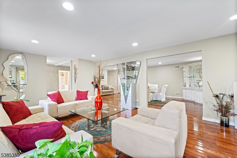 Wayne Twp., New Jersey, 07470, United States, 5 Bedrooms Bedrooms, ,3 BathroomsBathrooms,Residential,For Sale,1947958