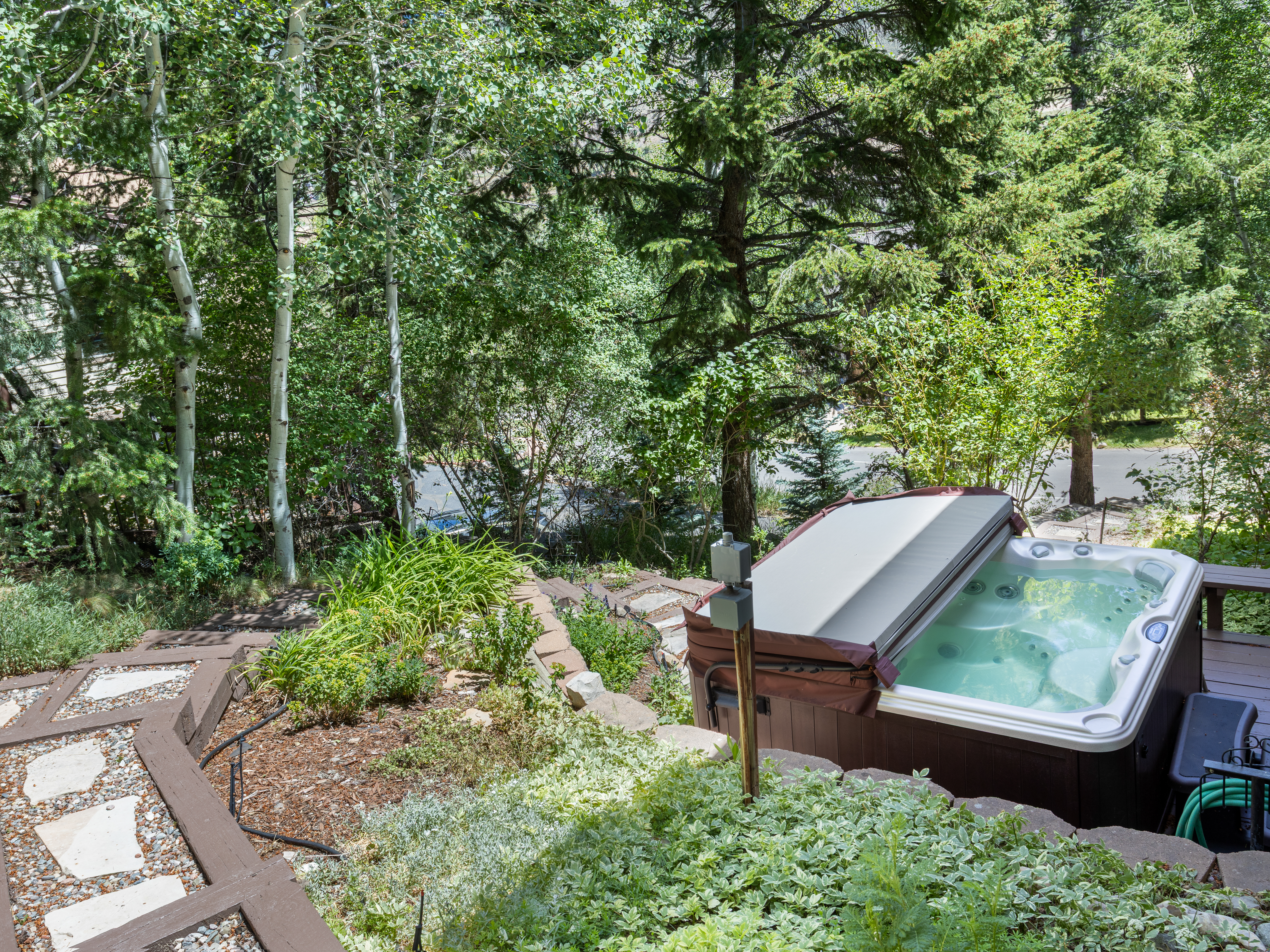  Lush, High-Alpine Gardens and Backs Directly to the EagleVail Trail System - 物件實景