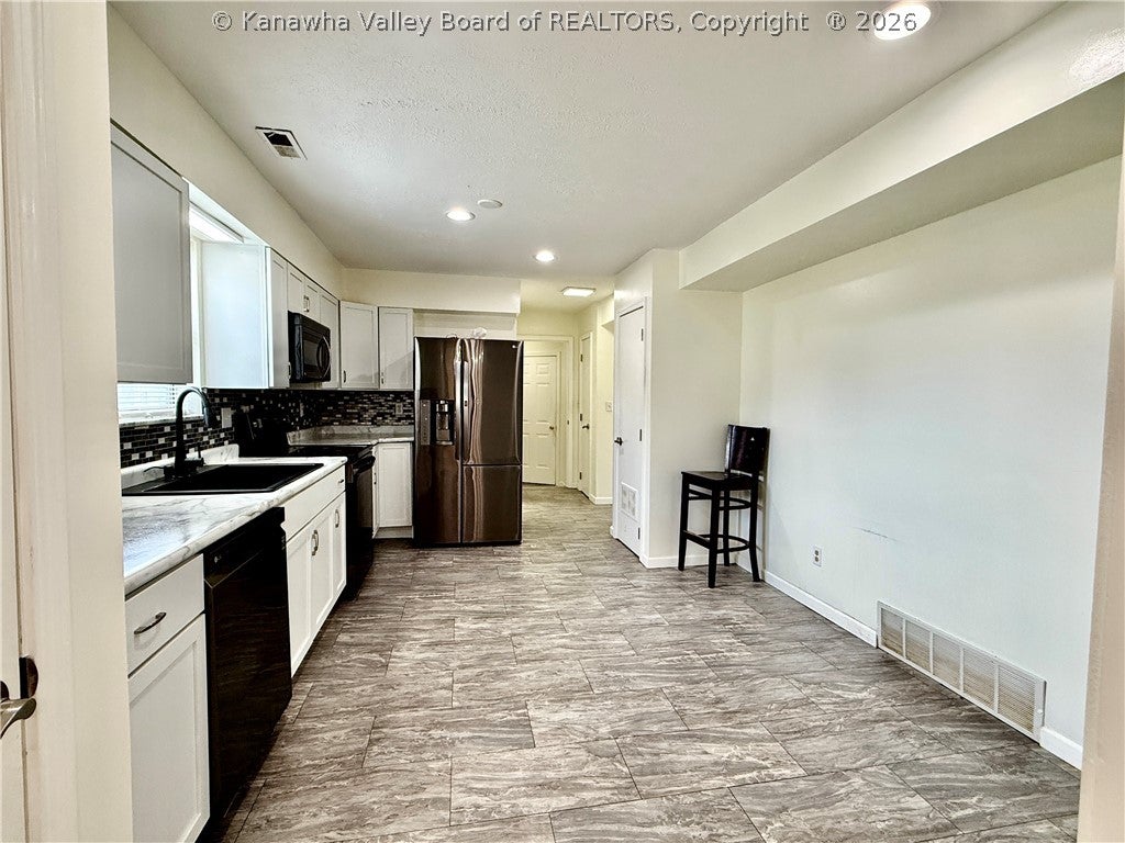 Taylor Dr, Hurricane, WV 25526