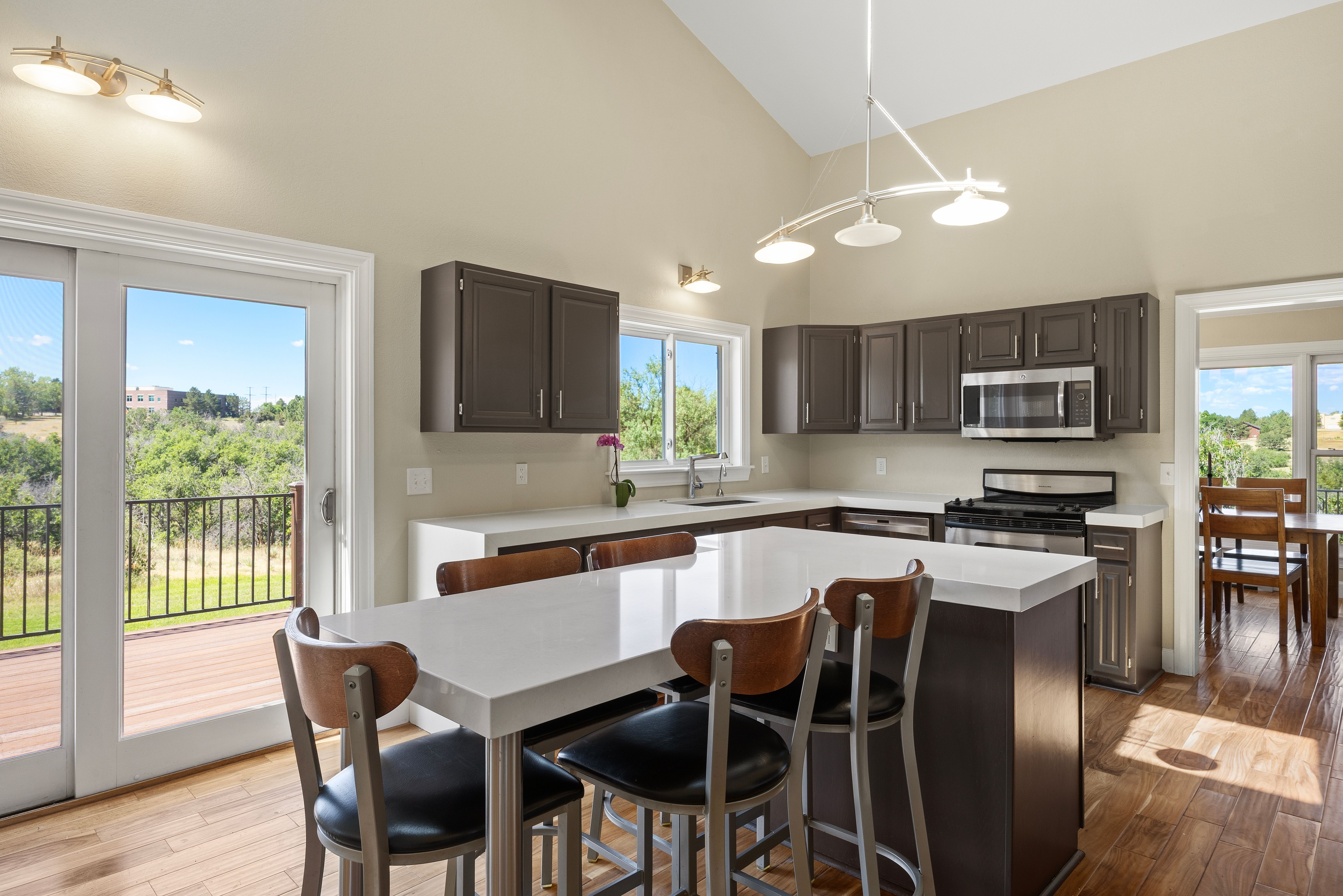  Extensively Renovated 4 Bedroom  4 Bathroom In Highly Desirable Charter Oaks - 物件實景