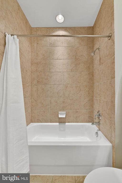 Arlington, Virginia, 22201, United States, 2 Bedrooms Bedrooms, ,2 BathroomsBathrooms,Residential,For Sale,1927773