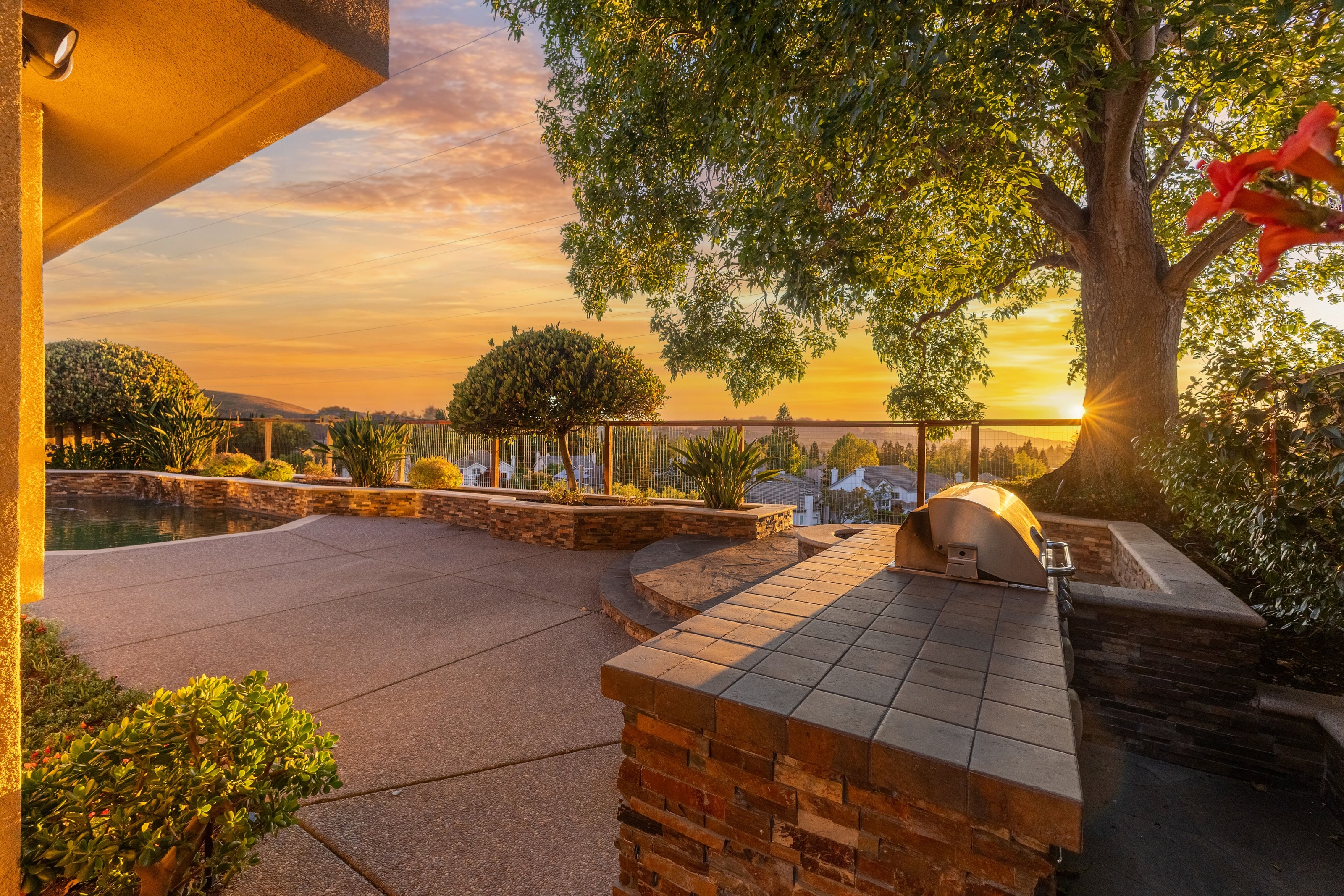  Award-Winning Curb Appeal with Spectacular Sunset Views - 物件實景