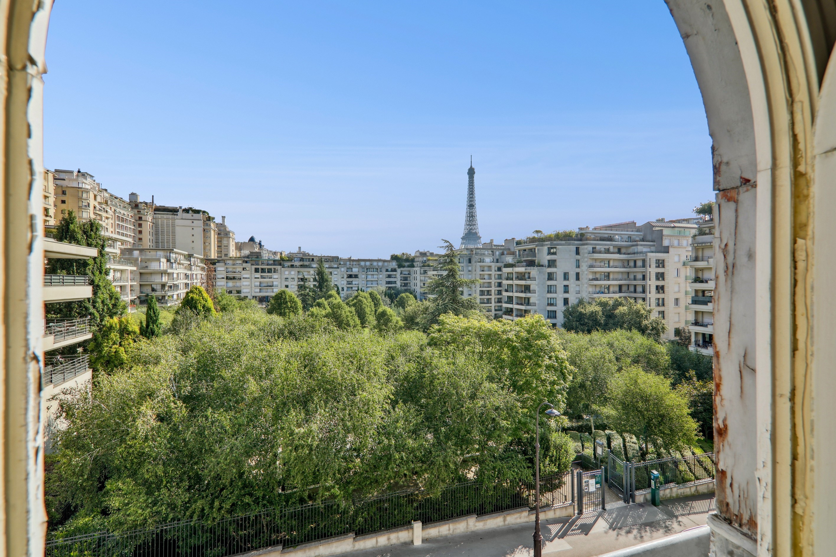  Rare townhouse to be fully renovated, with private garden view on the Eiffel To… - 物件實景