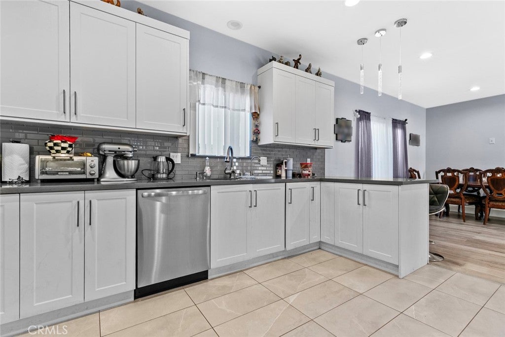 Sun Valley, California, 91352, United States, 5 Bedrooms Bedrooms, ,3 BathroomsBathrooms,Residential,For Sale,1987876