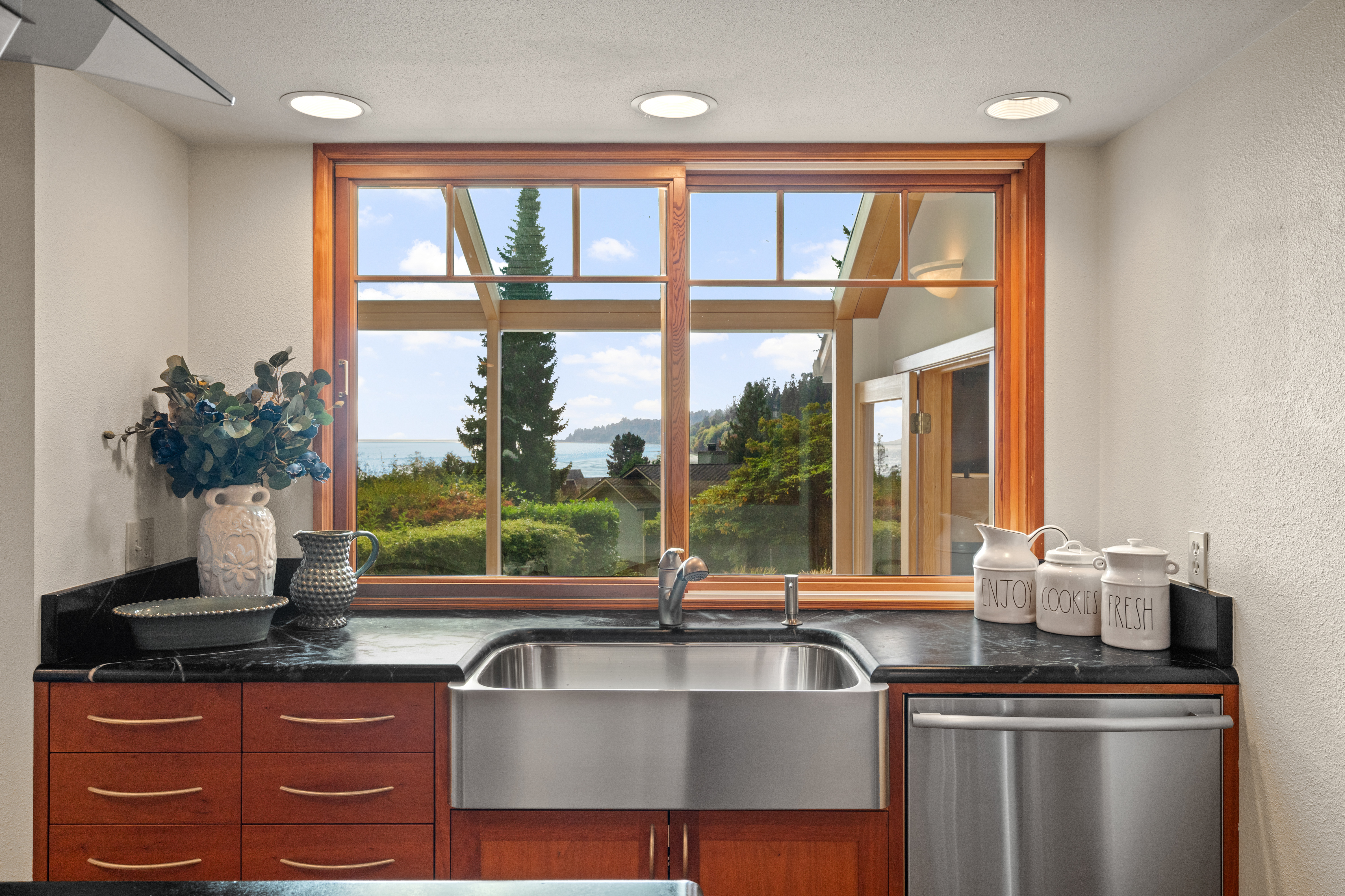  9796 NE Murden Cove Dr, Bainbridge Island, WA 98110 - 物件實景