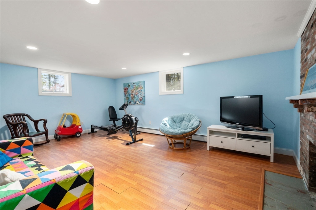 Weston, Massachusetts, 02493, United States, 4 Bedrooms Bedrooms, ,3 BathroomsBathrooms,Residential,For Sale,1804210