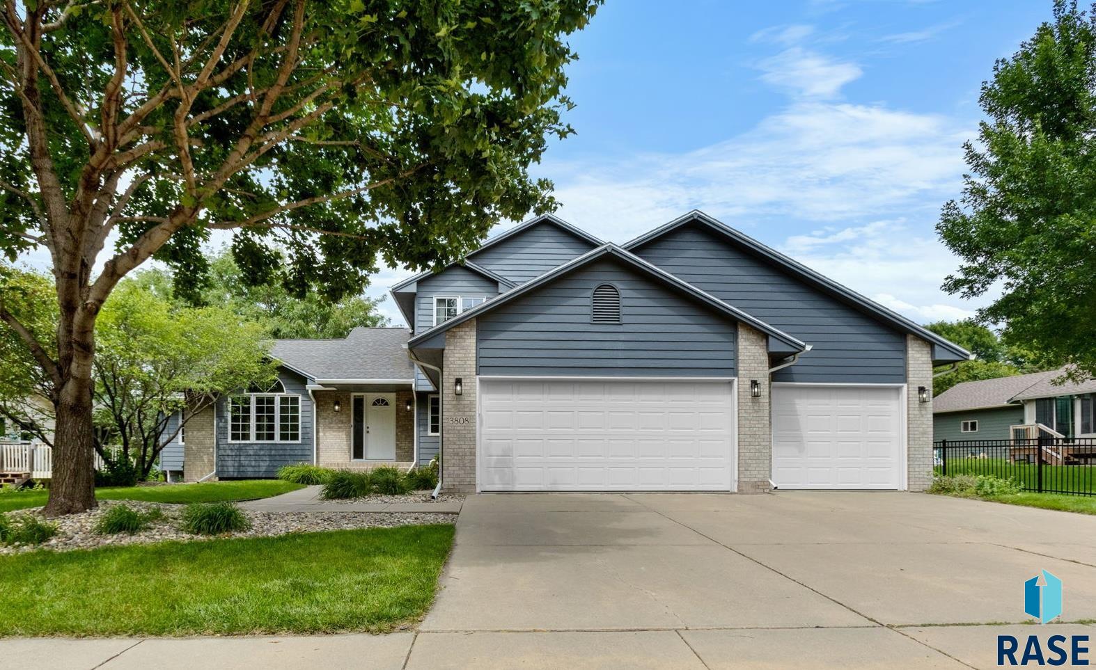 Sioux Falls, South Dakota, 57103, United States, 5 Bedrooms Bedrooms, ,2 BathroomsBathrooms,Residential,For Sale,1908912