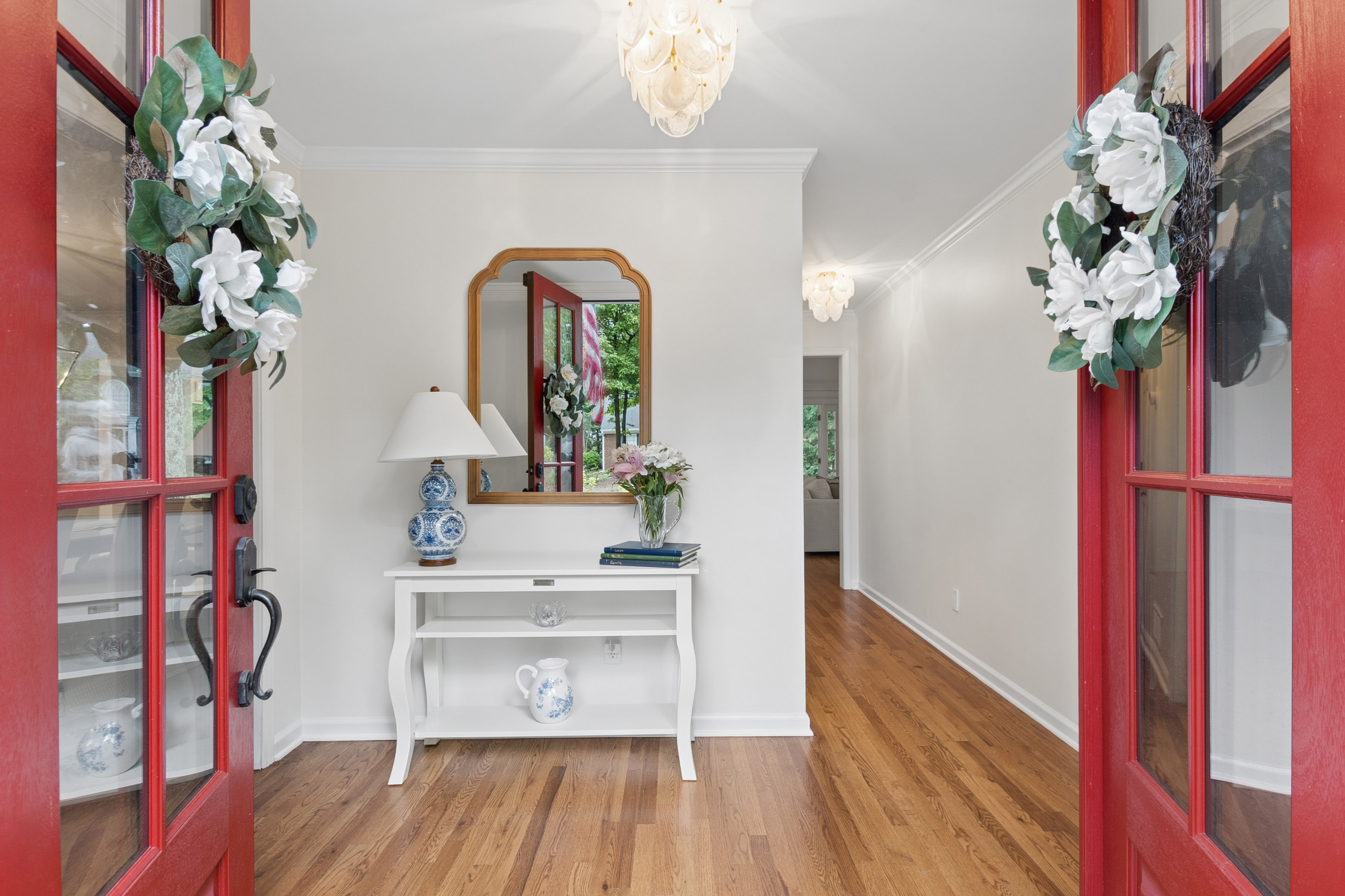  Beautifully Updated Home Blends Timeless Style with Elevated Designer Finishes - 物件實景