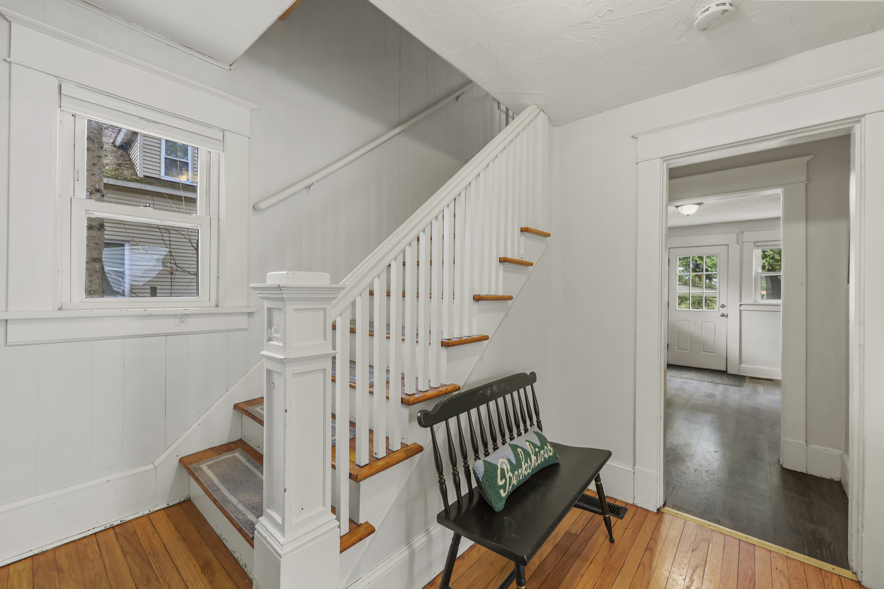  Sunlit, Well-Kept Home with Easy Flow and Quiet Setting - 物件實景