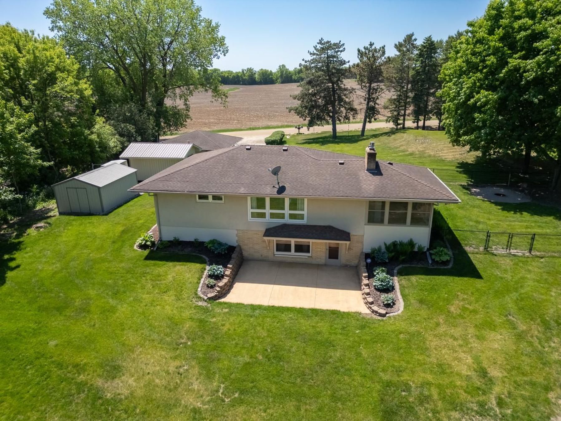 Beautifully Maintained Living with Maple Lake Views - 物件實景