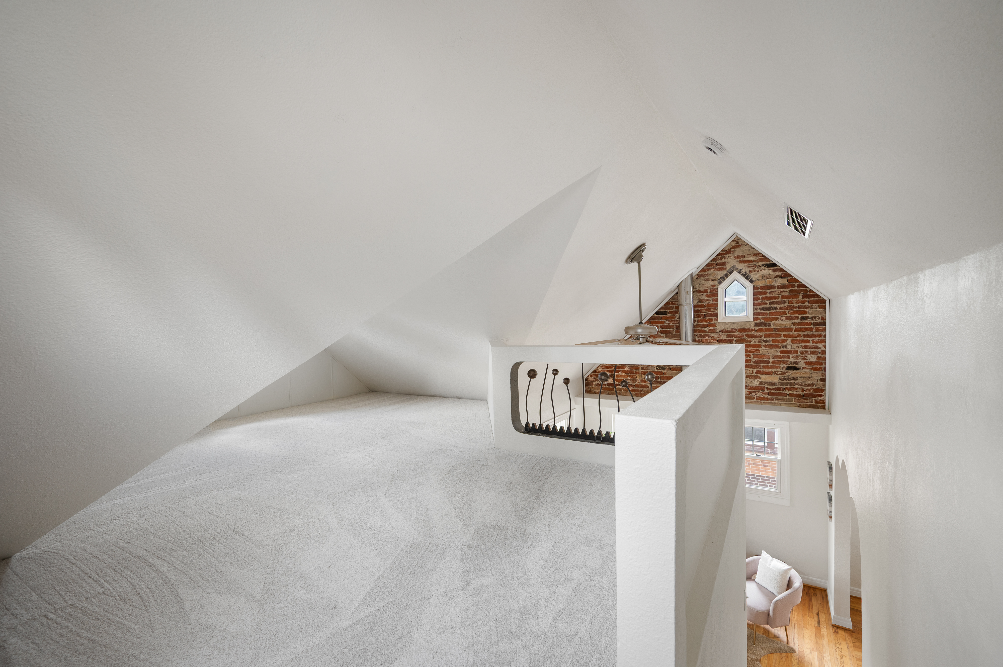  Charming, Tudor style, Brick Cottage Has Lovely Architectural Details - 物件實景