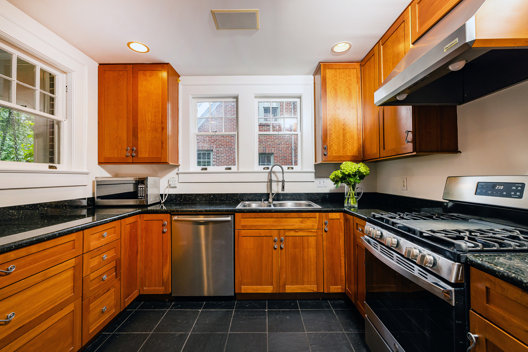  Morningside Duplex Offers Character, Location and Financial Flexibility - 物件實景