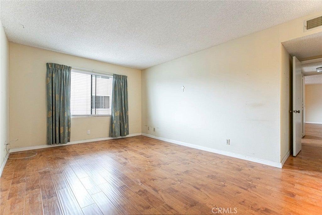 Glendale, California, 91202, United States, 2 Bedrooms Bedrooms, ,1 BathroomBathrooms,Residential,For Sale,1988969