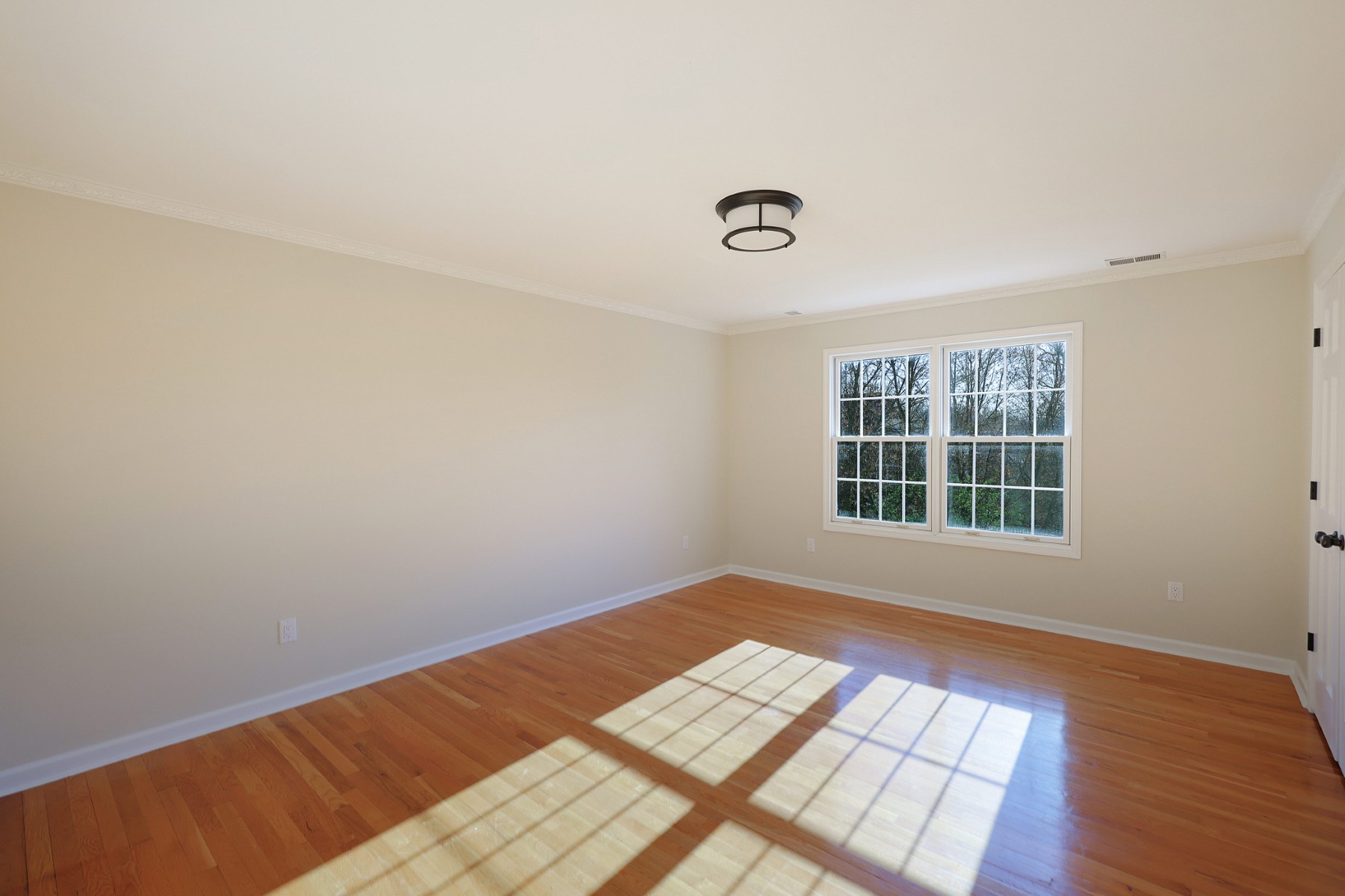  Impressive Seven Bedroom Colonial Offer Privacy and Practicality - 物件實景