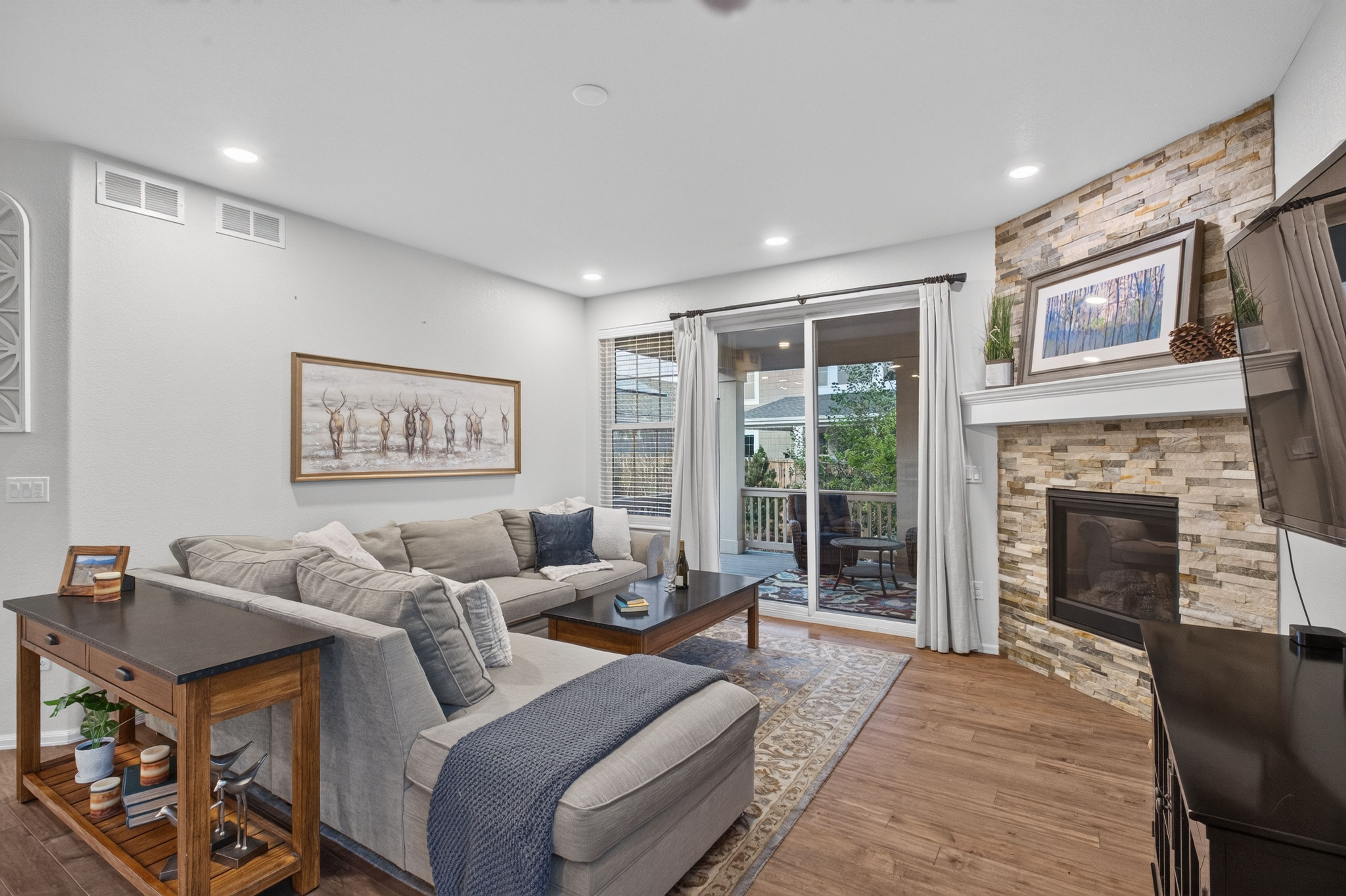  Sought-After Main Level Living - 物件實景