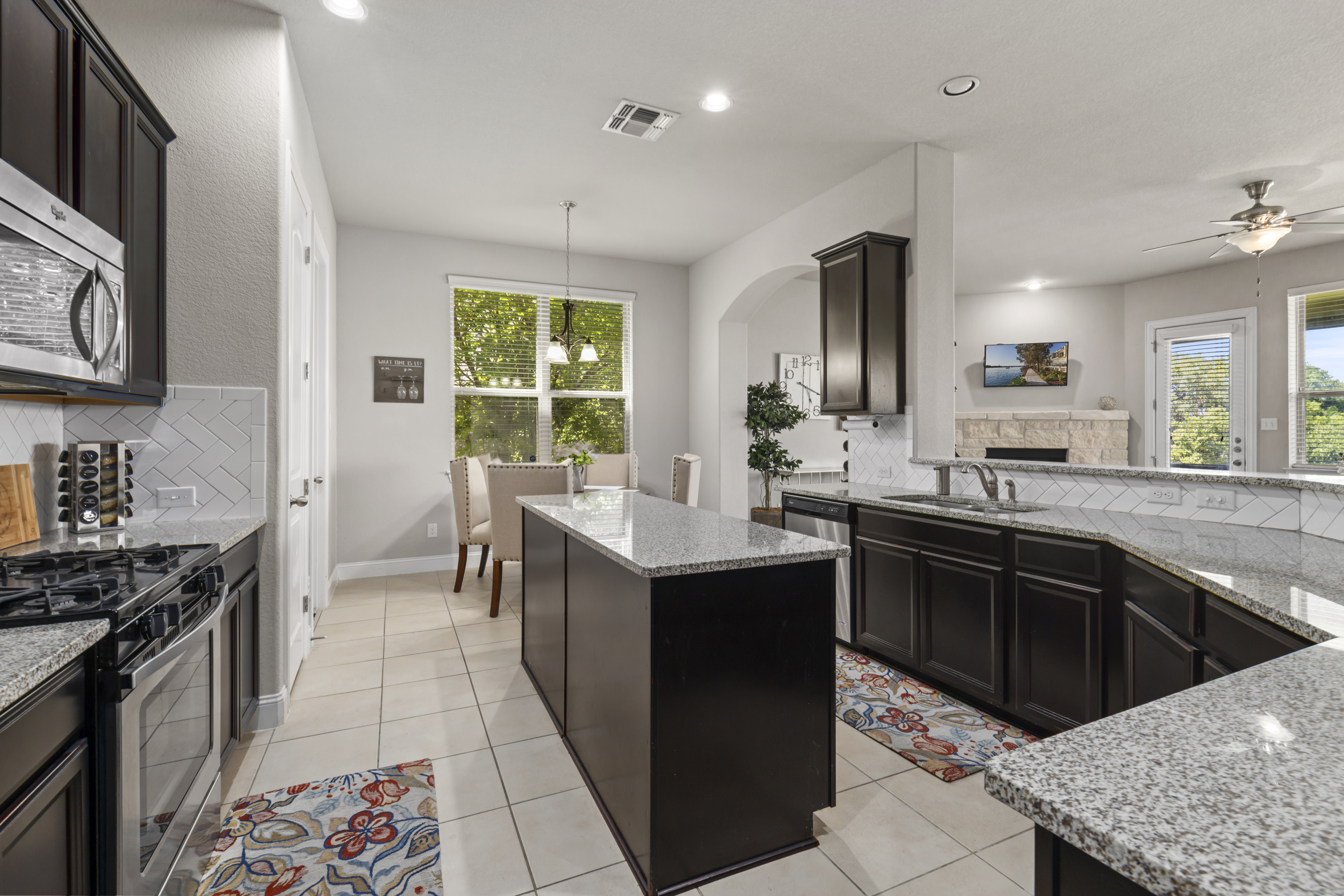  Flexible Living + Game Room in Desirable Northside ISD - 物件實景