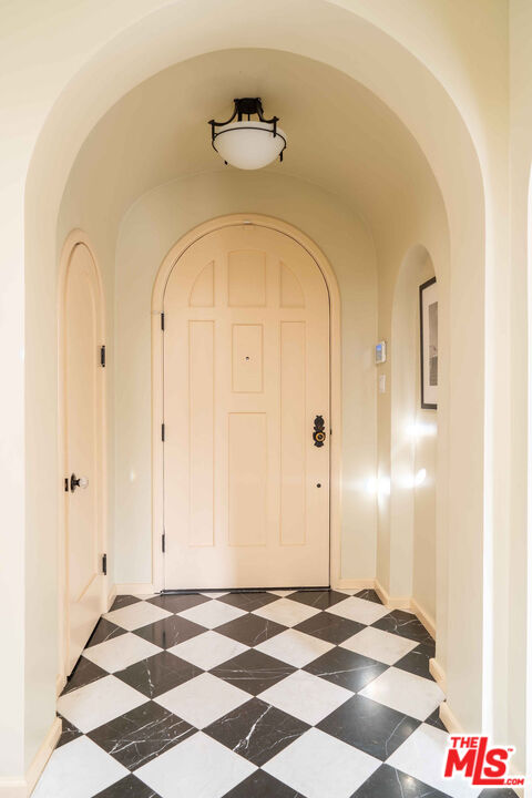 Los Angeles, California, 90004, United States, 4 Bedrooms Bedrooms, ,5 BathroomsBathrooms,Residential,For Sale,1989433