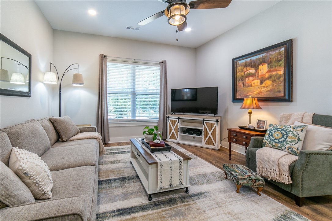 Bella Vista, Arkansas, 72714, United States, 3 Bedrooms Bedrooms, ,3 BathroomsBathrooms,Residential,For Sale,1959156