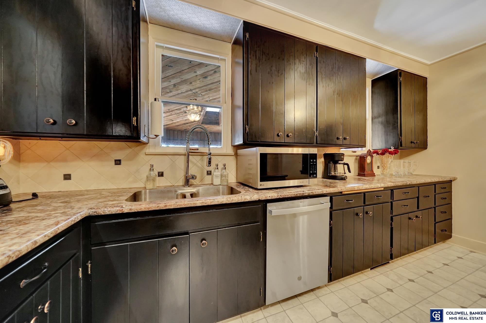 Lincoln, Nebraska, 68510, United States, 6 Bedrooms Bedrooms, ,2 BathroomsBathrooms,Residential,For Sale,1796246