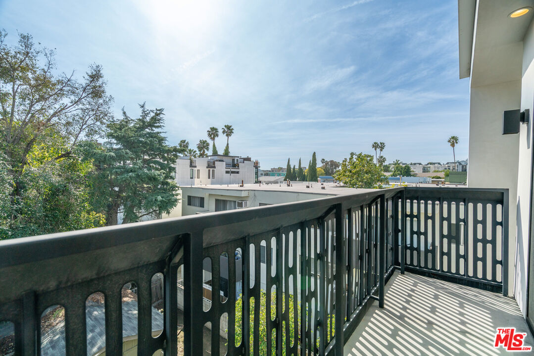 Los Angeles, California, 90046, United States, 3 Bedrooms Bedrooms, ,3 BathroomsBathrooms,Residential,For Sale,1827071