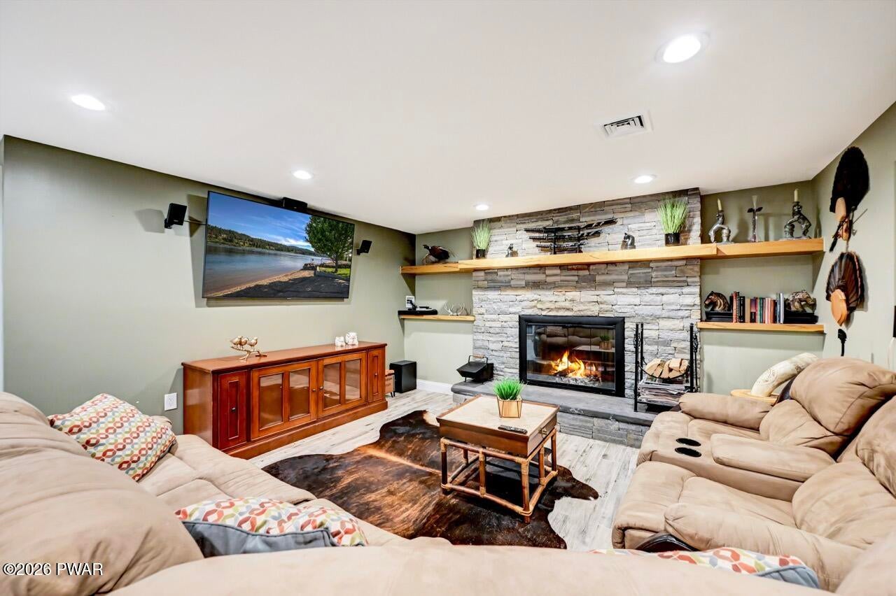 Milford, Pennsylvania, 18337, United States, 3 Bedrooms Bedrooms, ,3 BathroomsBathrooms,Residential,For Sale,2011309