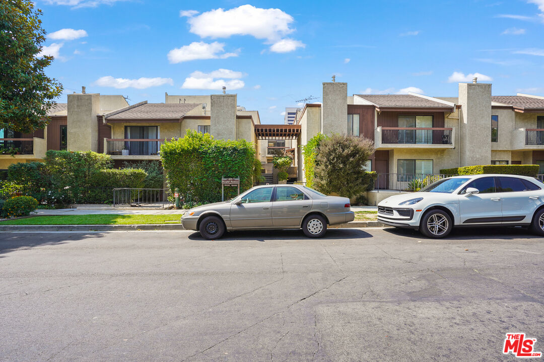Los Angeles, California, 90025, United States, 2 Bedrooms Bedrooms, ,3 BathroomsBathrooms,Residential,For Sale,1940642