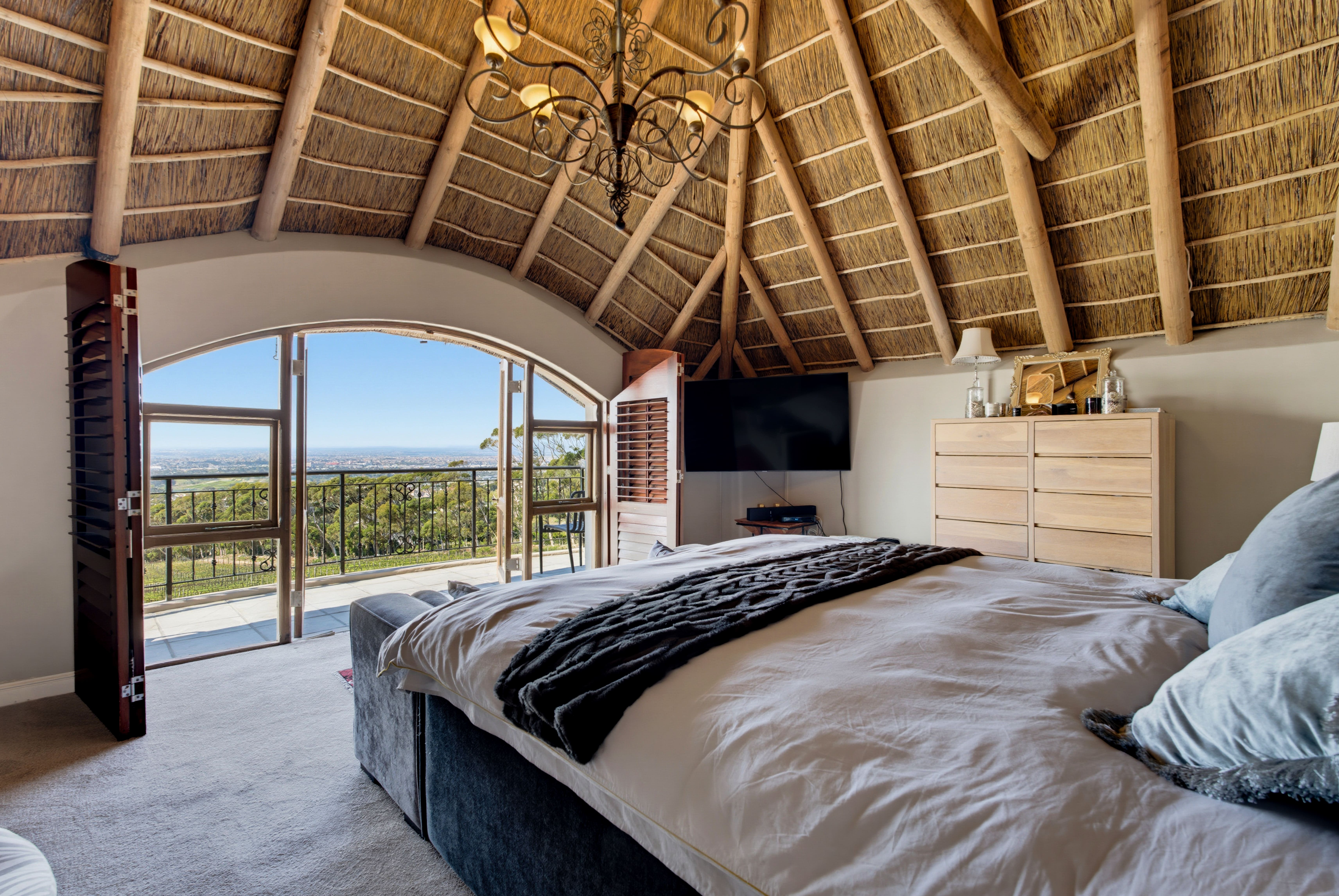  Elevated Family Living with Exceptional Mountain and Valley Views - 物件實景