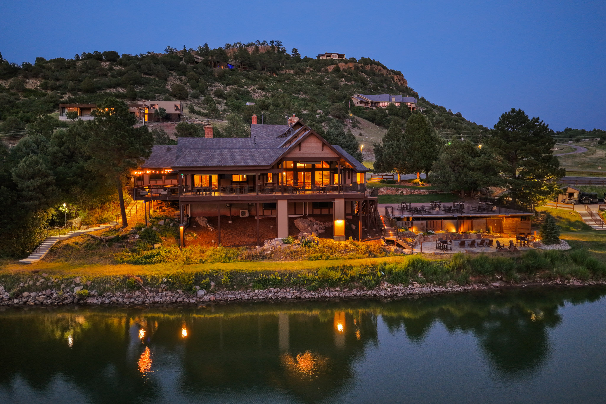  Set against the red rocks of Perry Park with a bold white stucco exterior - 物件實景