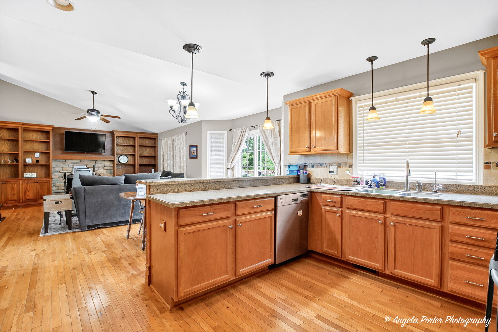 Mchenry, Illinois, 60051, United States, 4 Bedrooms Bedrooms, ,4 BathroomsBathrooms,Residential,For Sale,2006367