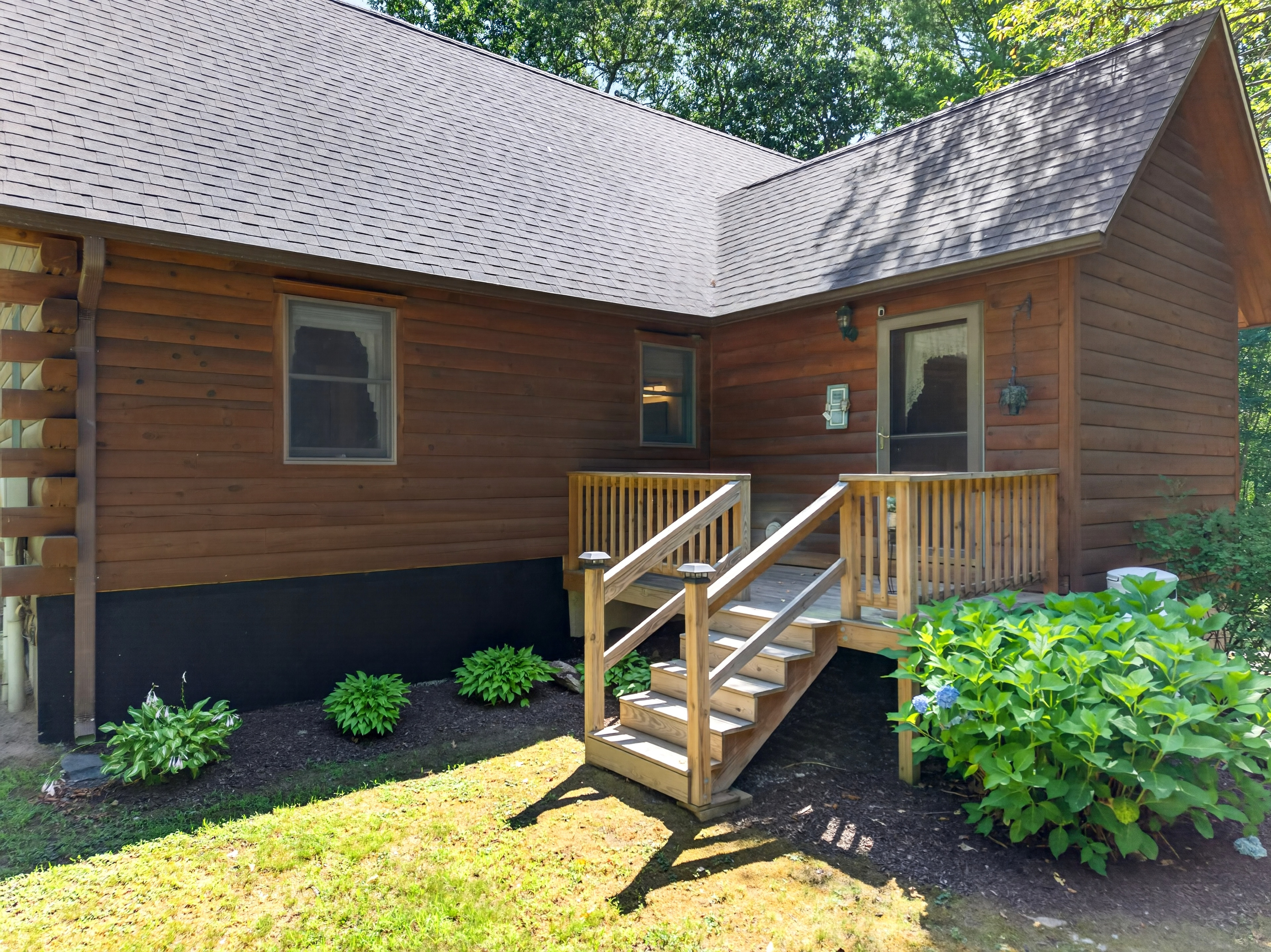  Tucked within four private, tranquil acres, this charming rustic log home offers - 物件實景
