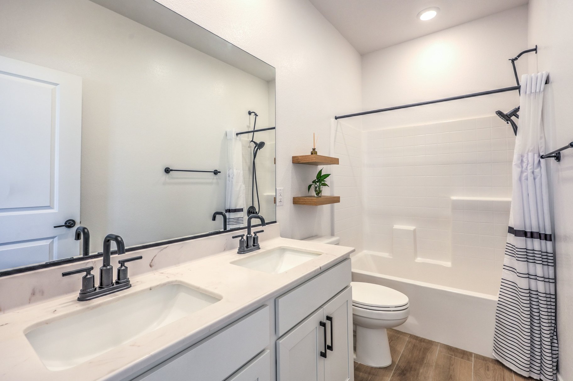 Beautifully Upgraded 2-Story Home in a Gated Community in Summerlin West - 物件實景