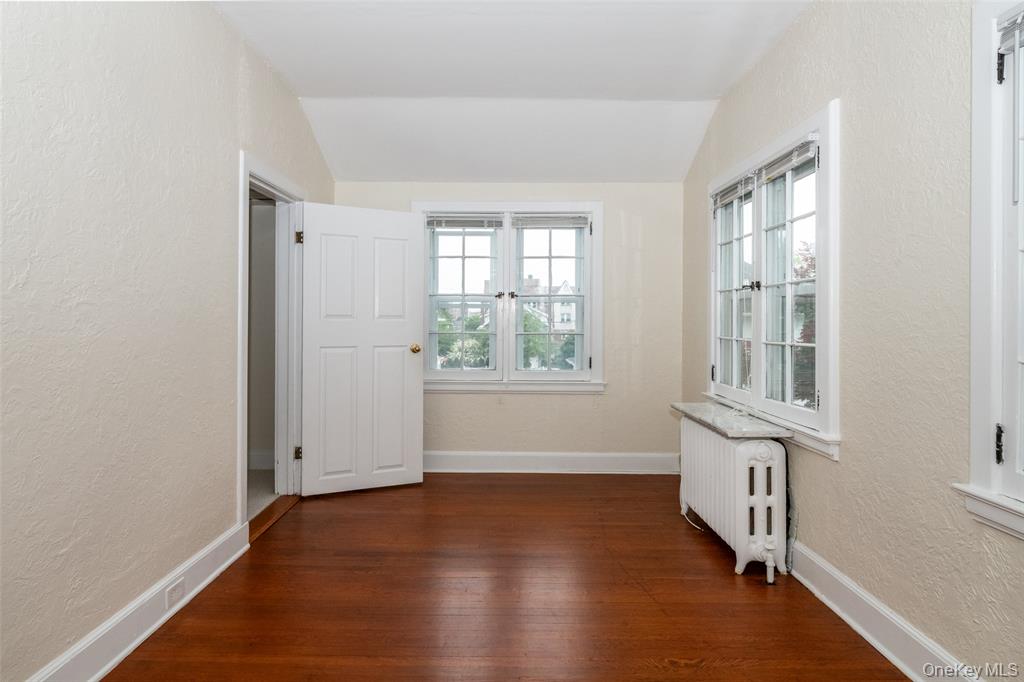 New Rochelle, New York, 10801, United States, 5 Bedrooms Bedrooms, ,4 BathroomsBathrooms,Residential,For Sale,2048483