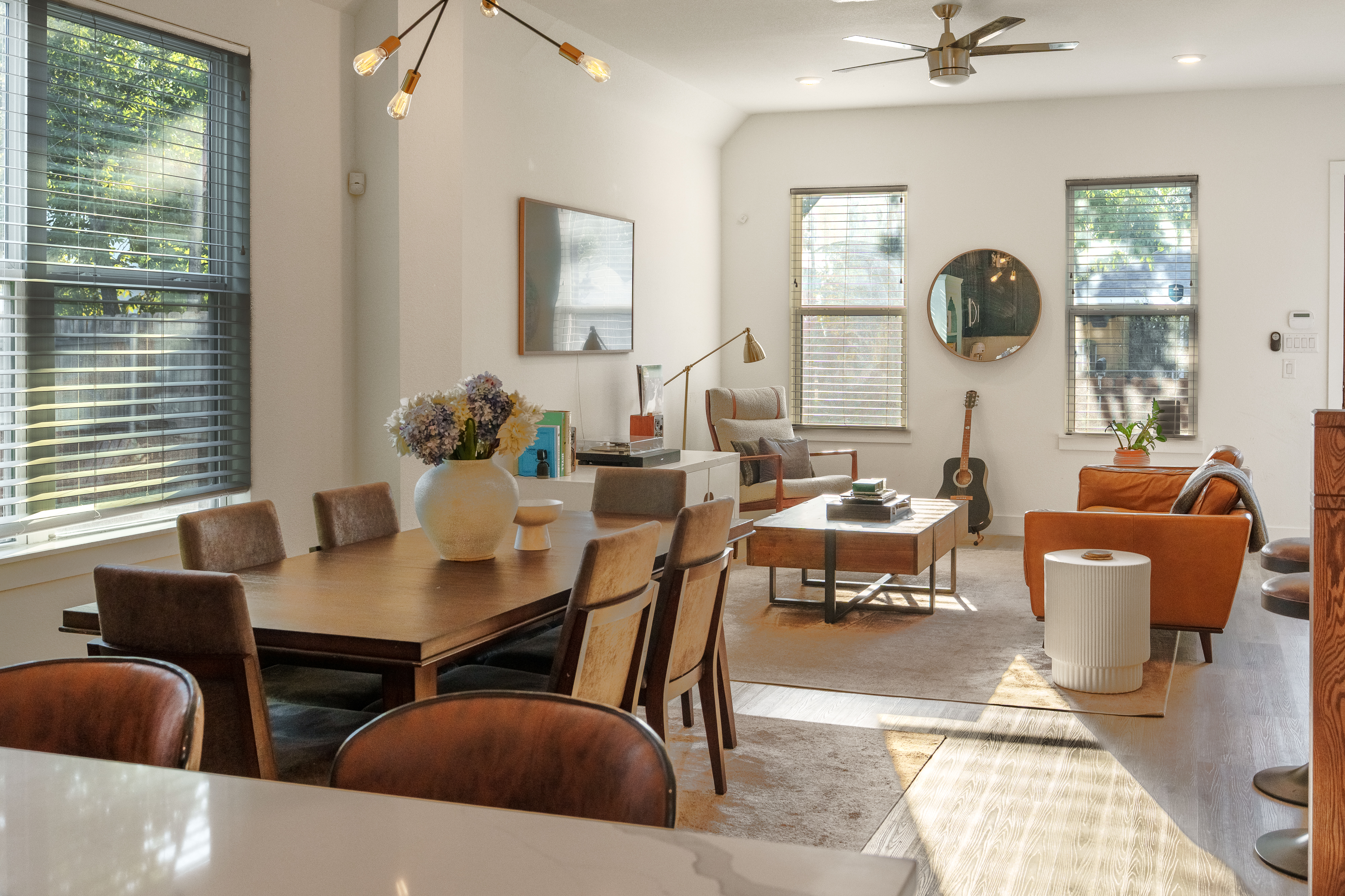  A 2021 modern on a fully gated corner lot near Trinity Groves - 物件實景