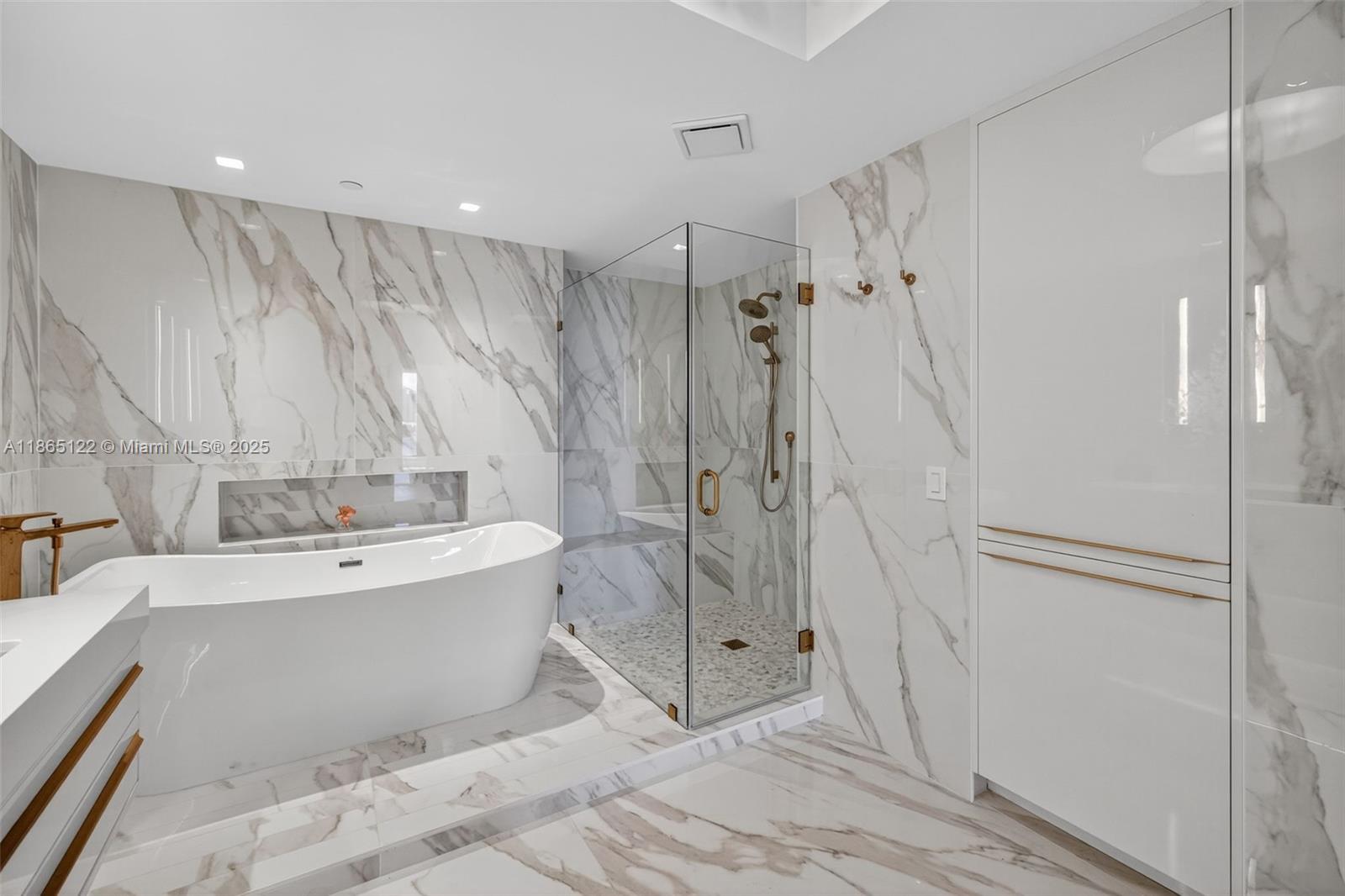 Aventura, Florida, 33160, United States, 3 Bedrooms Bedrooms, ,4 BathroomsBathrooms,Residential,For Sale,1942054