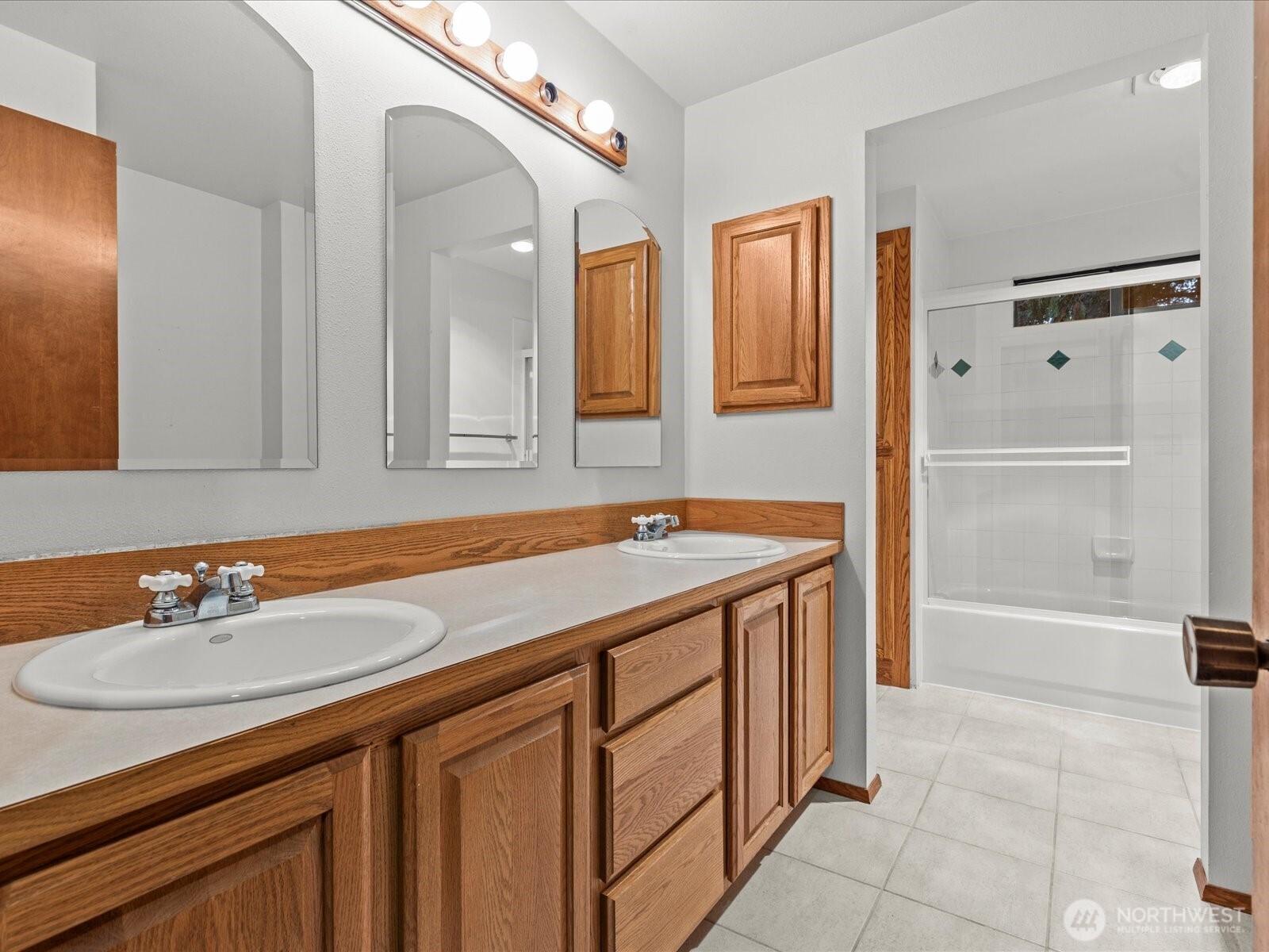 KENT, Washington, 98042, United States, 4 Bedrooms Bedrooms, ,3 BathroomsBathrooms,Residential,For Sale,2001779